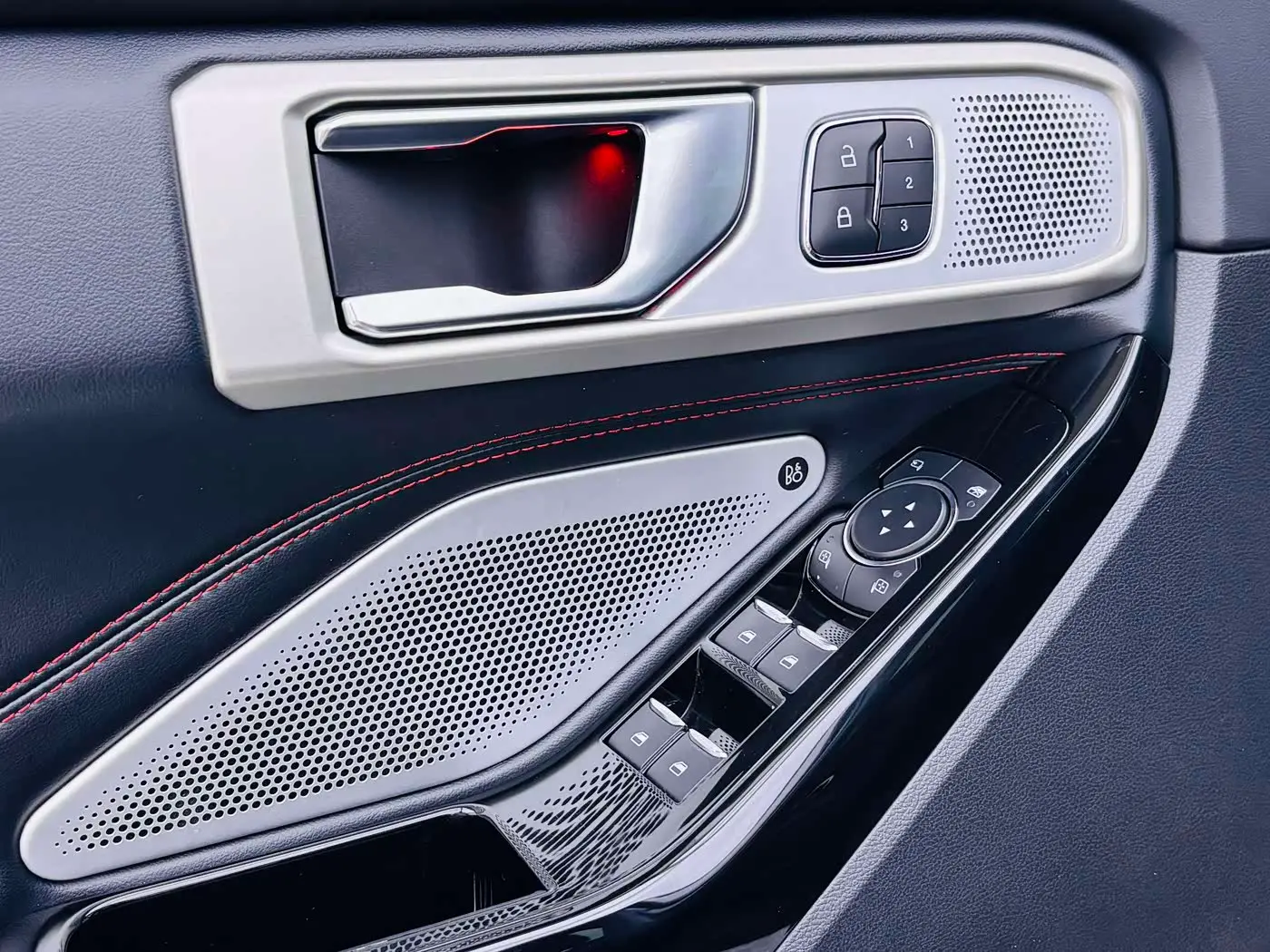 Ford Explorer 2021 — Photo 9/19