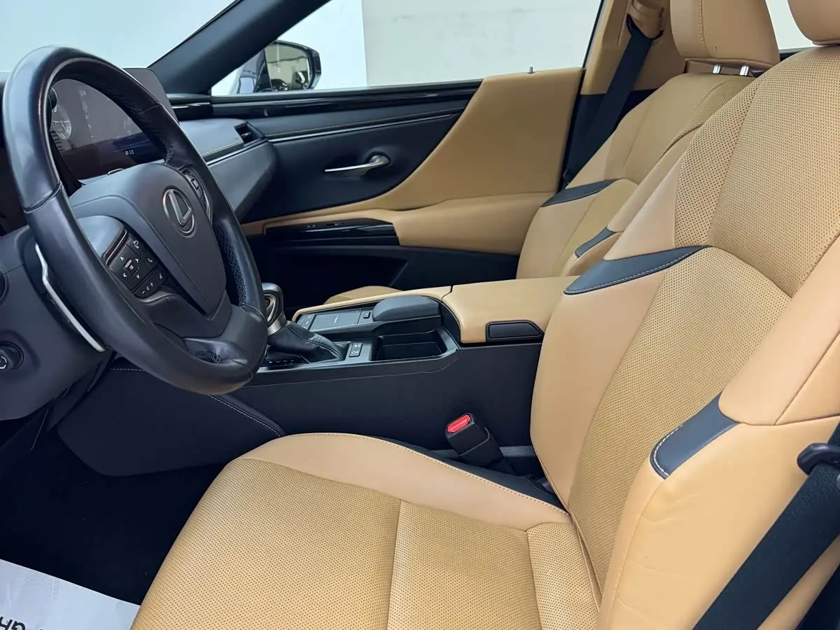Lexus ES 2021 — Photo 8/11