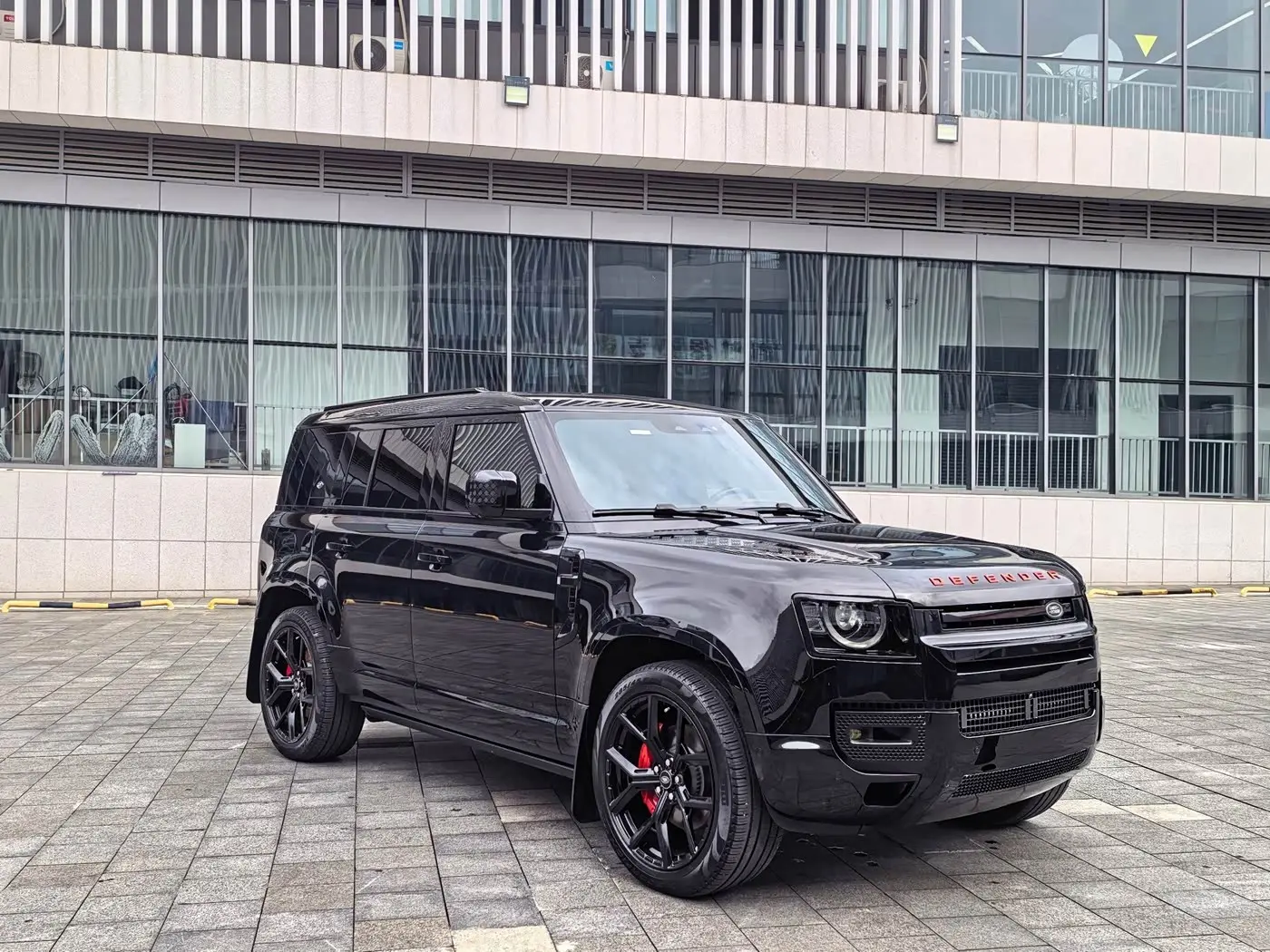 Land Rover Defender 2023 — Фото 3/20
