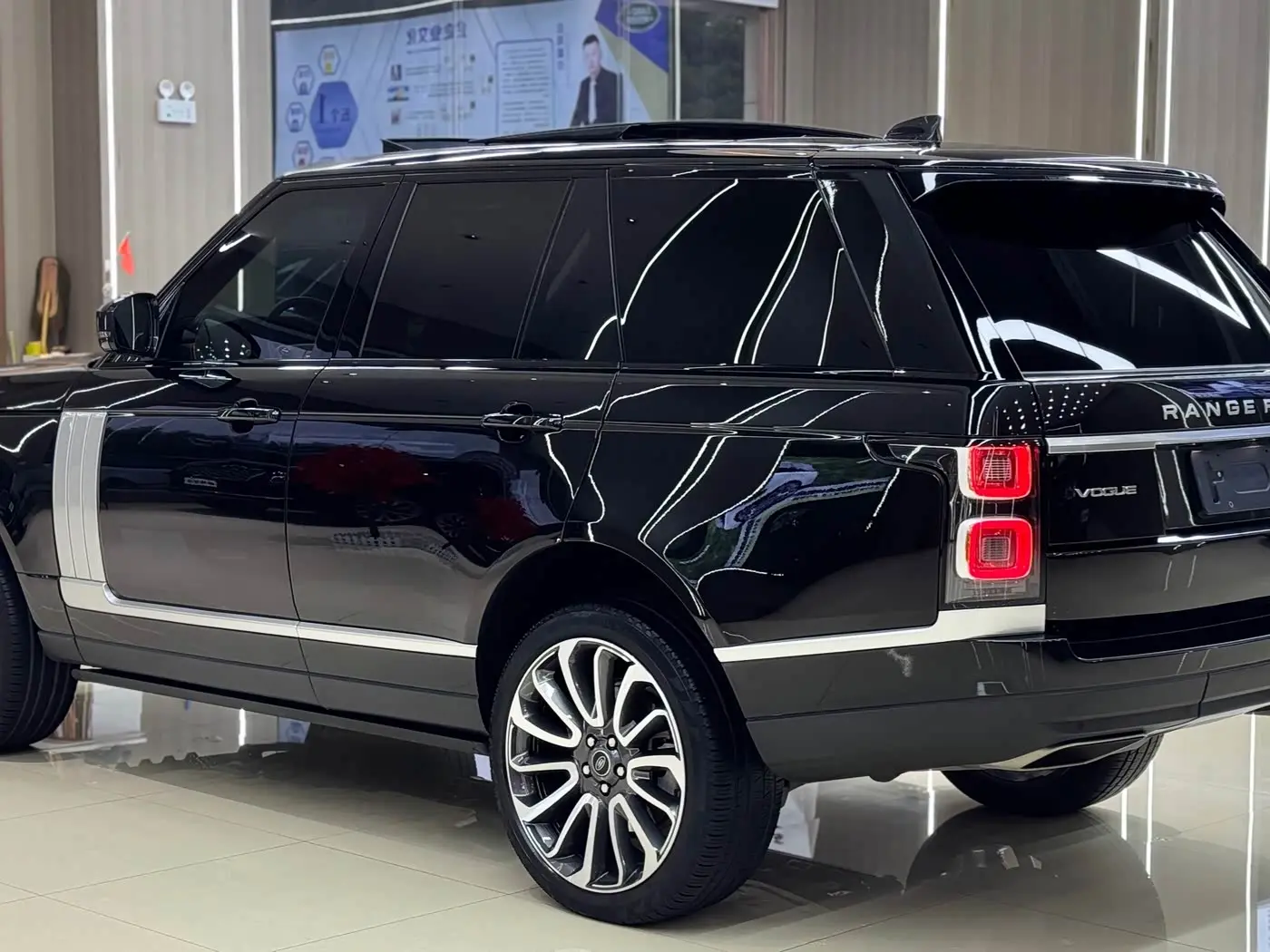 Land Rover Range Rover 2020 — Фото 3/19