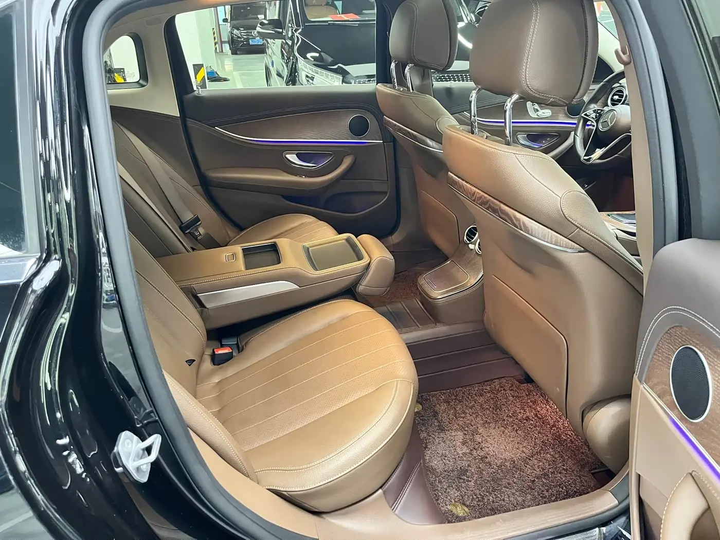 Mercedes-Benz E-Class 2023 — Photo 11/12