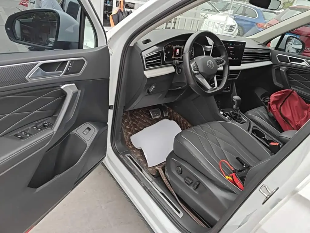 Volkswagen Tiguan L 2024 — Photo 16/20