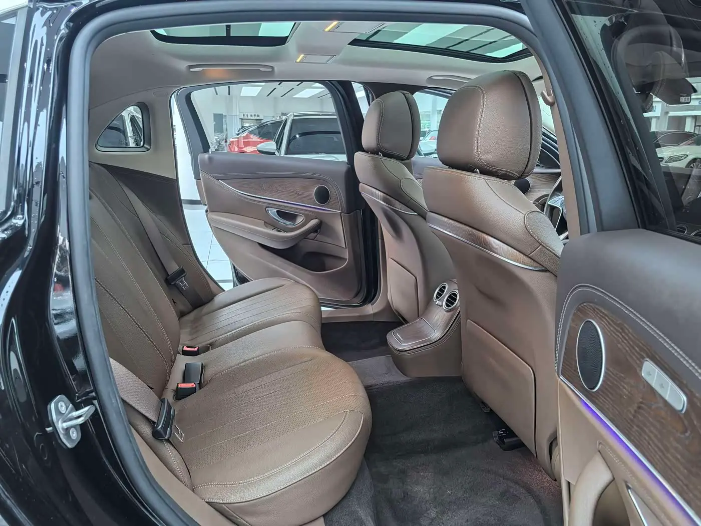 Mercedes-Benz E-Class 2022 — Photo 11/15