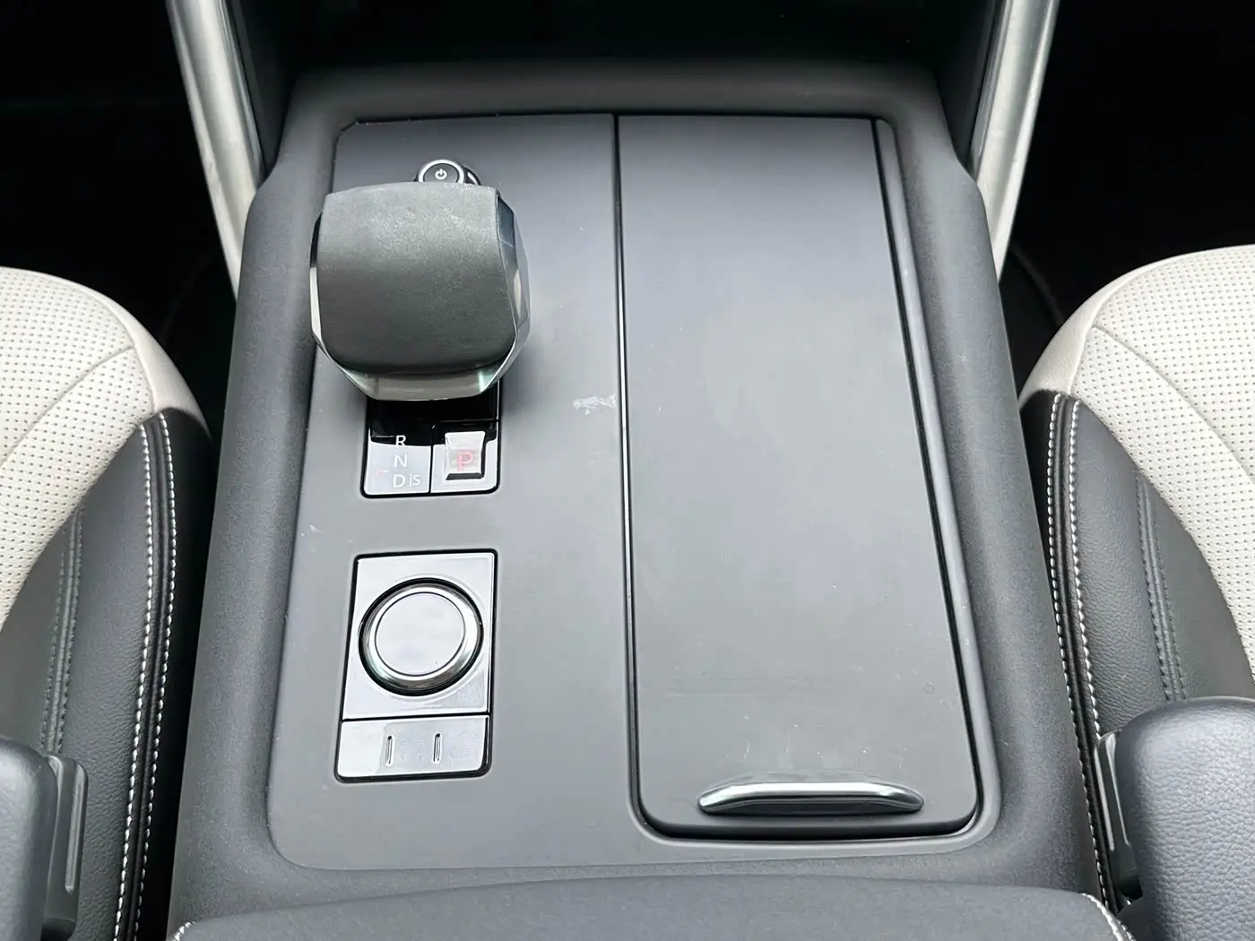 Land Rover Discovery 2023 — Photo 14/20