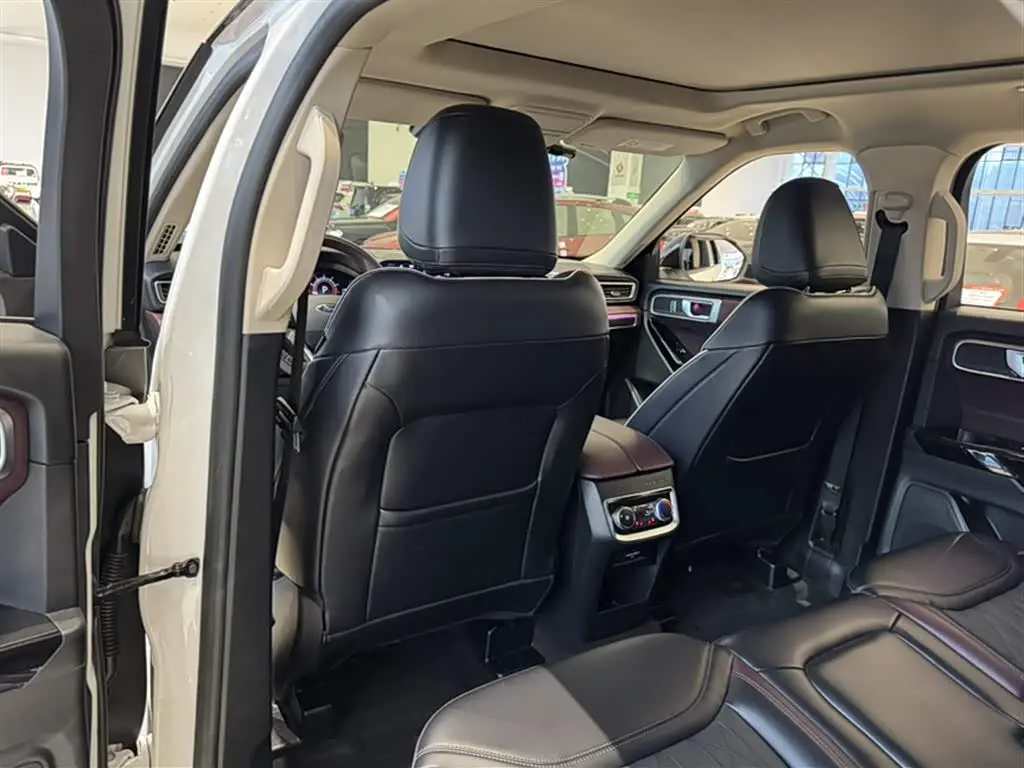 Ford Explorer 2023 — Photo 16/19