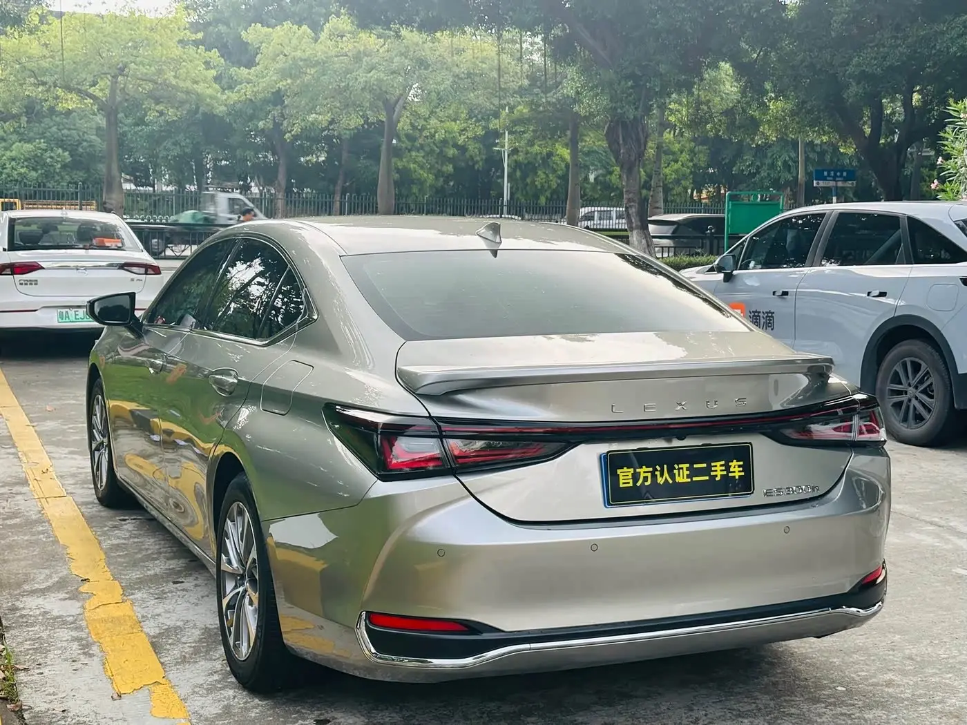 Lexus ES 2025 — Photo 7/19