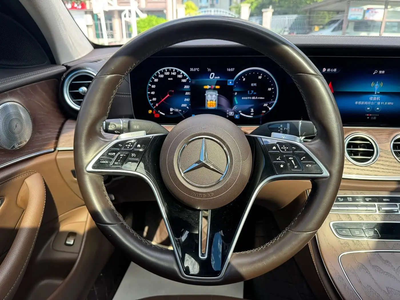 Mercedes-Benz E-Class 2022 — Photo 5/14