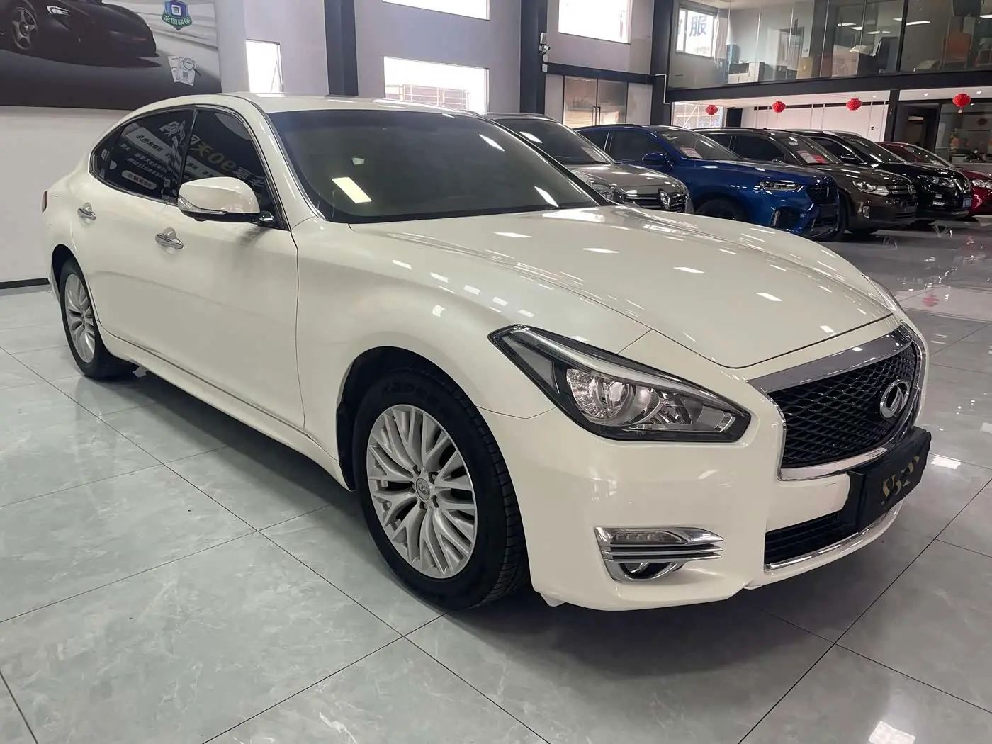 Infiniti Q70 2017 — Photo 3/18