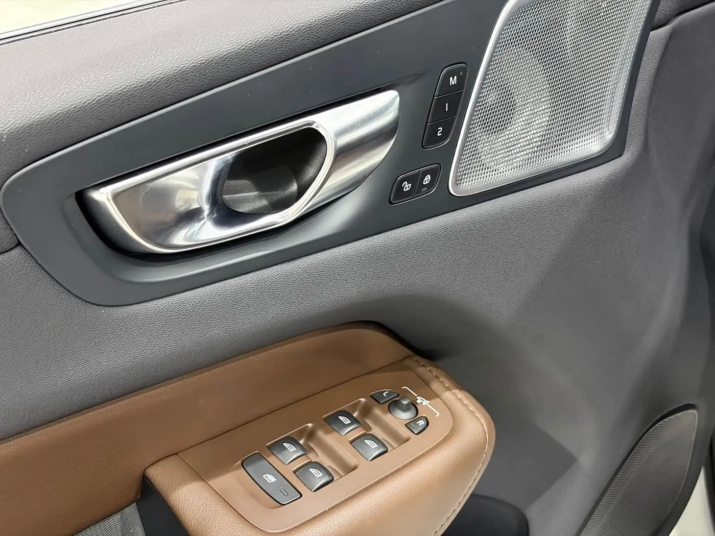 Volvo XC60 Plug-in Hybrid 2024 — Photo 15/20