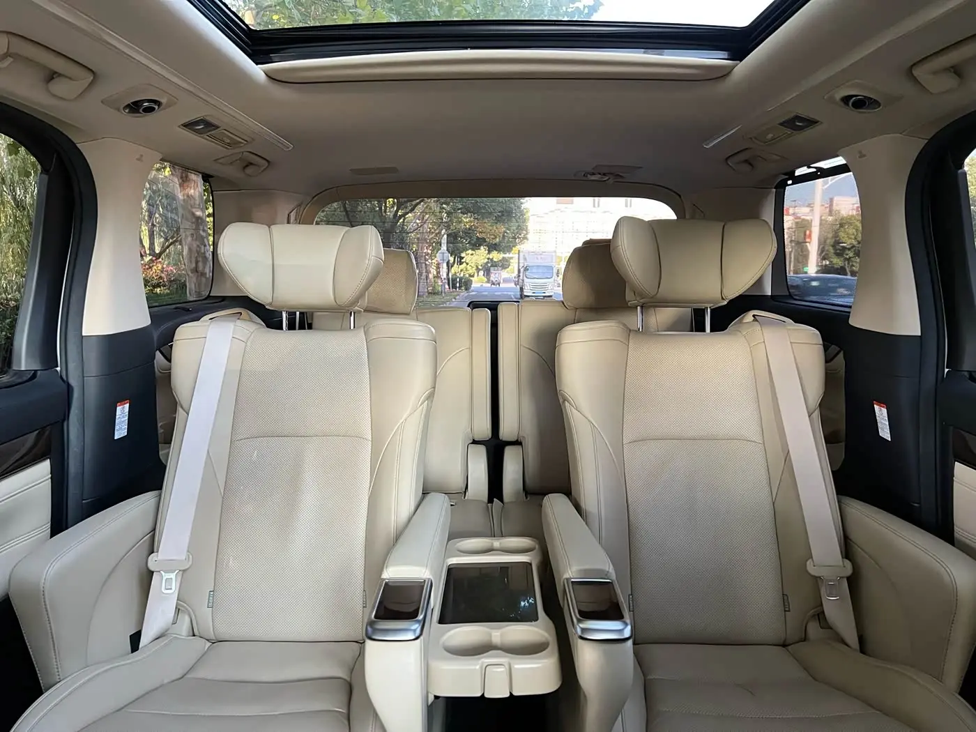 Toyota Alphard 2021 — Photo 19/20