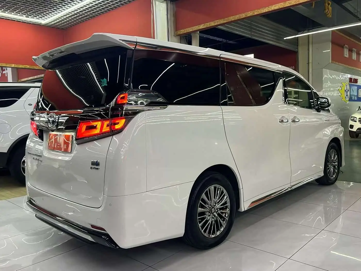 Toyota Vellfire 2022 — Photo 9/9