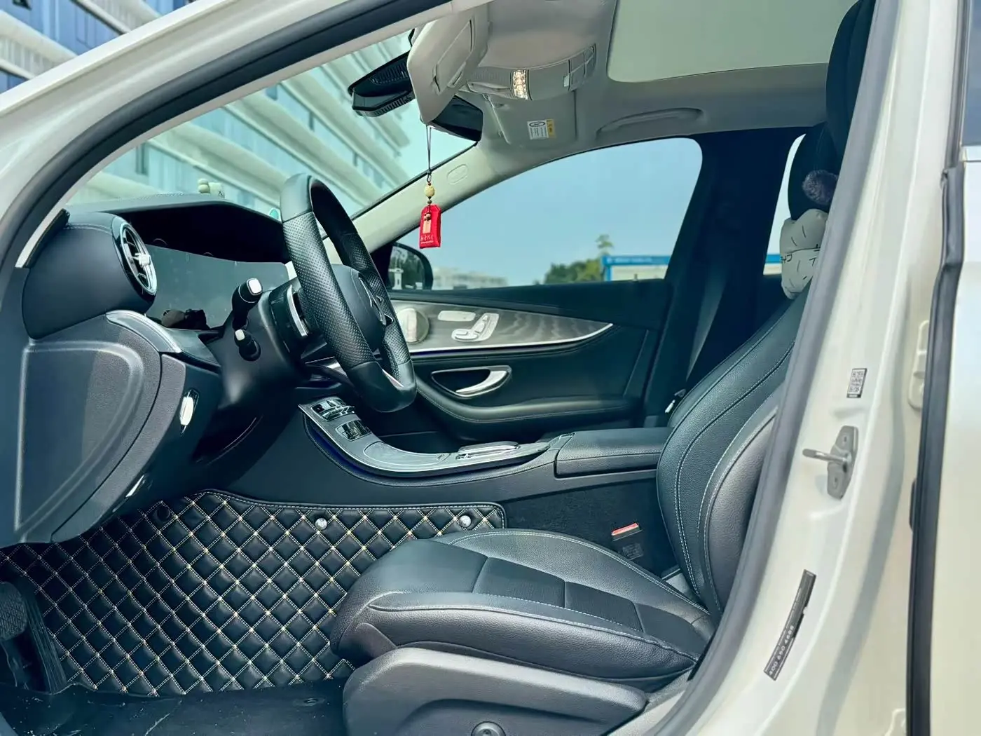 Mercedes-Benz E-Class 2023 — Photo 7/9