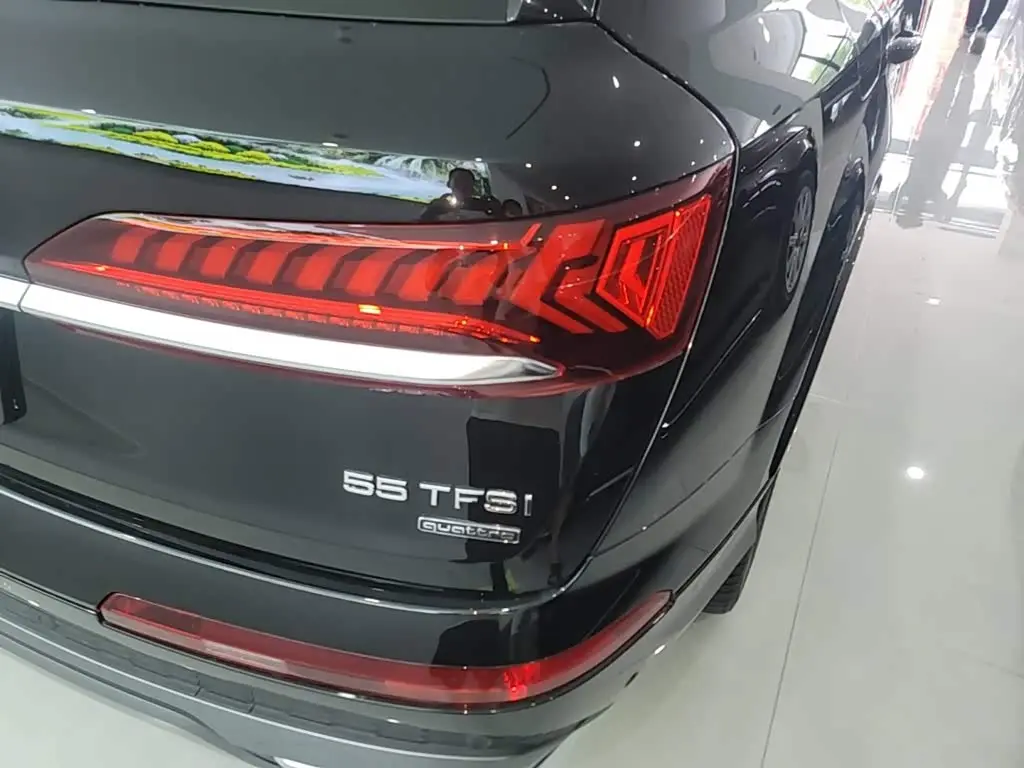 Audi Q7 2024 — ფოტო 8/20