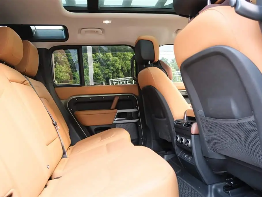 Land Rover Defender 2024 — Photo 16/17