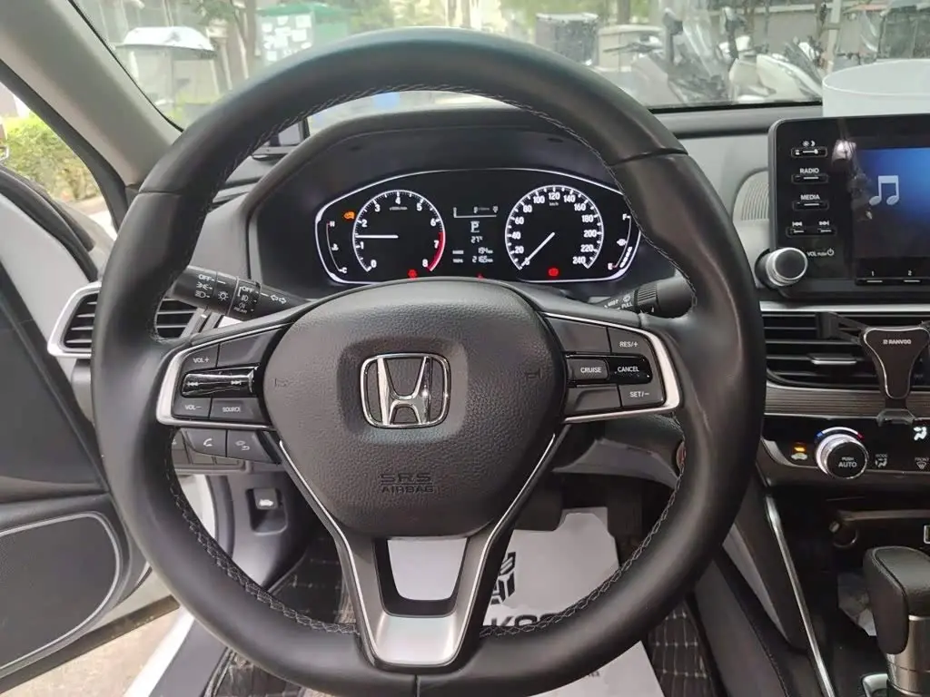 Honda Accord 2018 — Фото 3/20