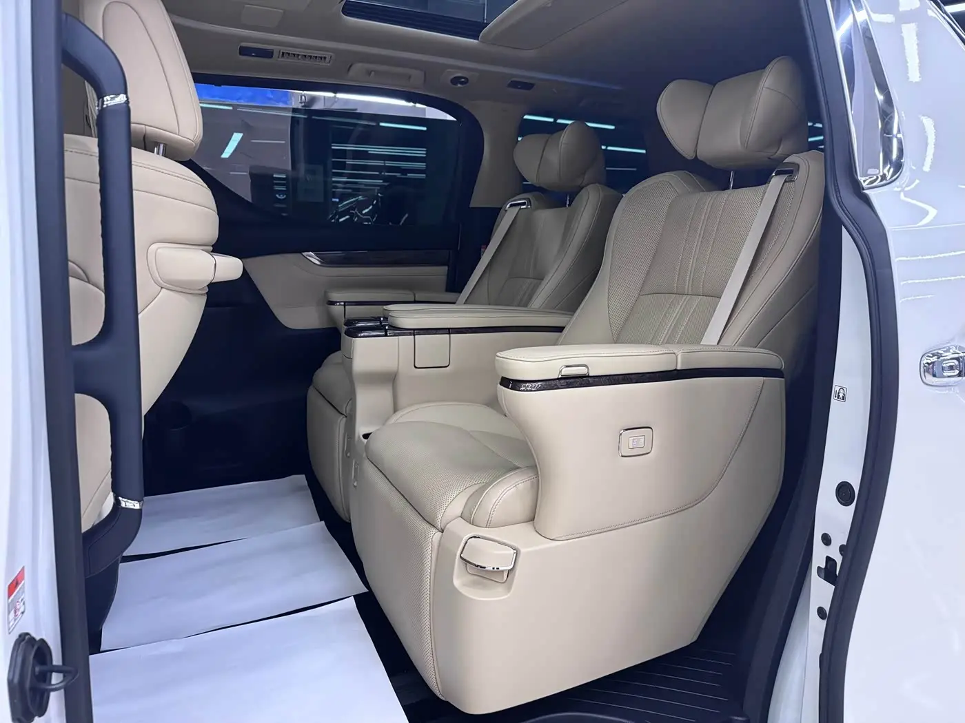 Toyota Alphard 2022 — Photo 8/11