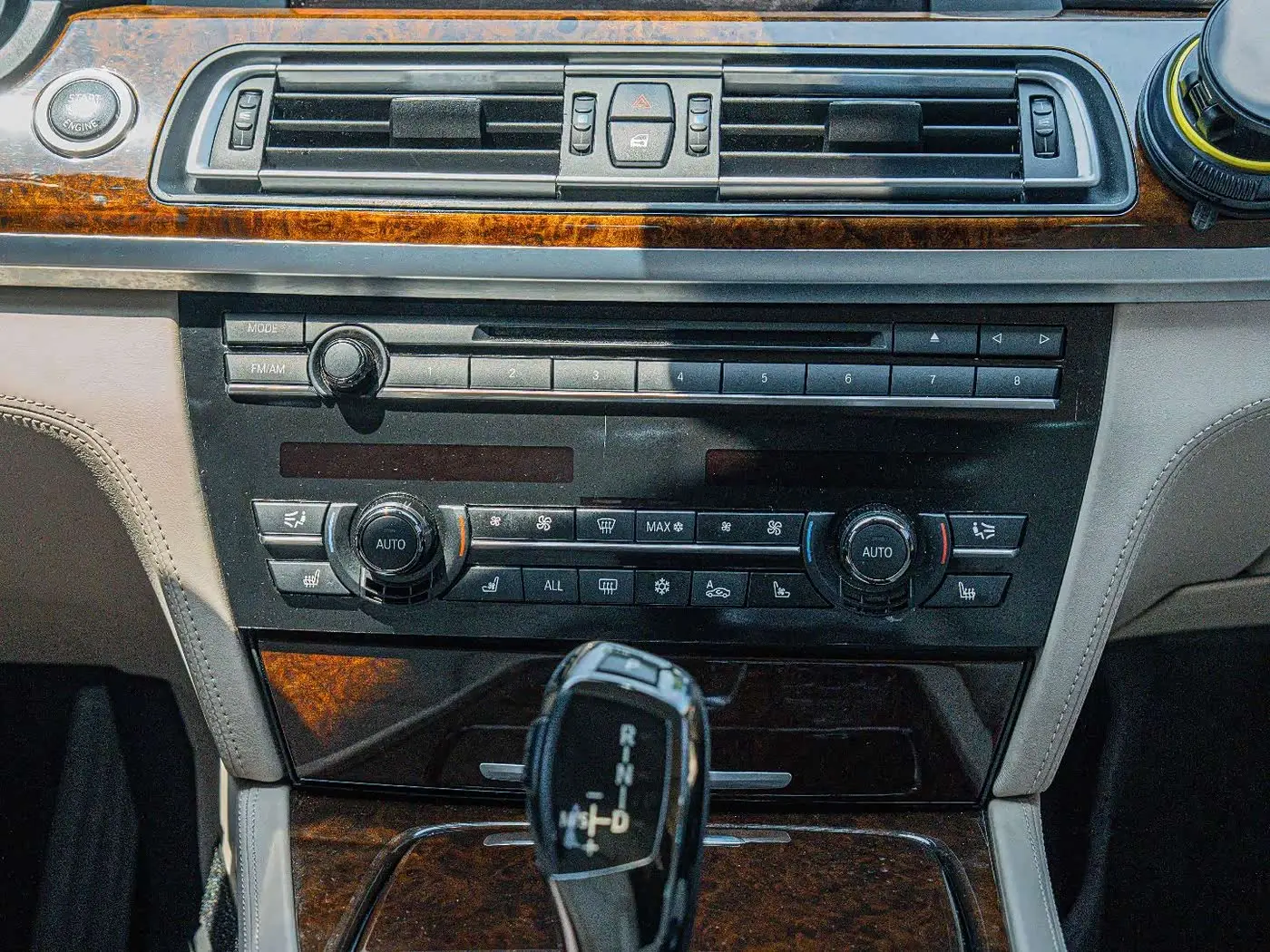 BMW 7 Series 2012 — Photo 19/20