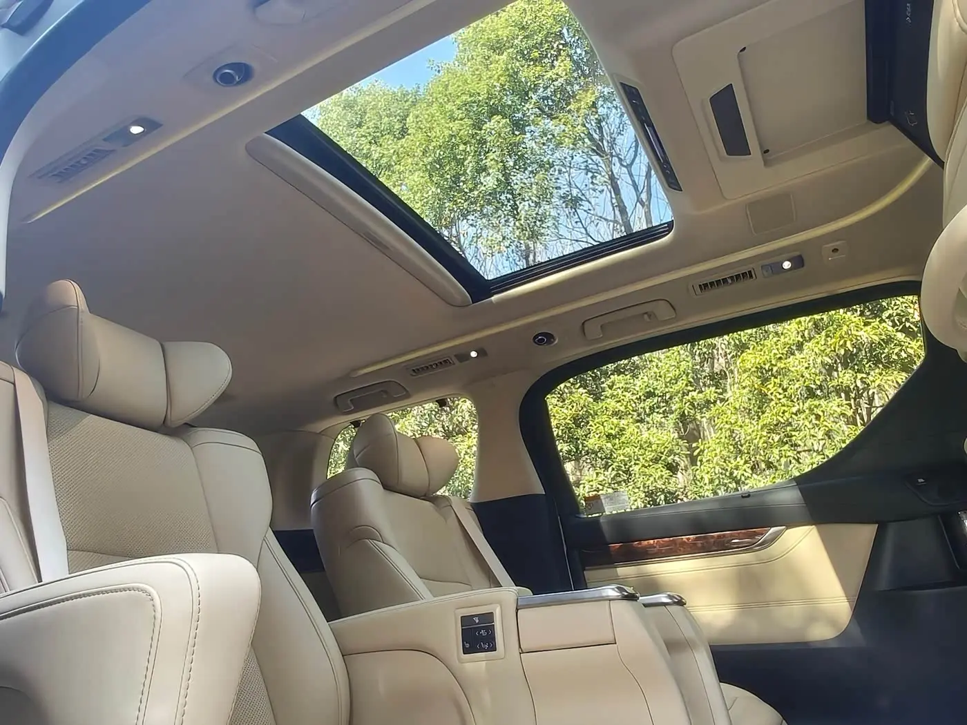Toyota Alphard 2022 — Photo 17/20
