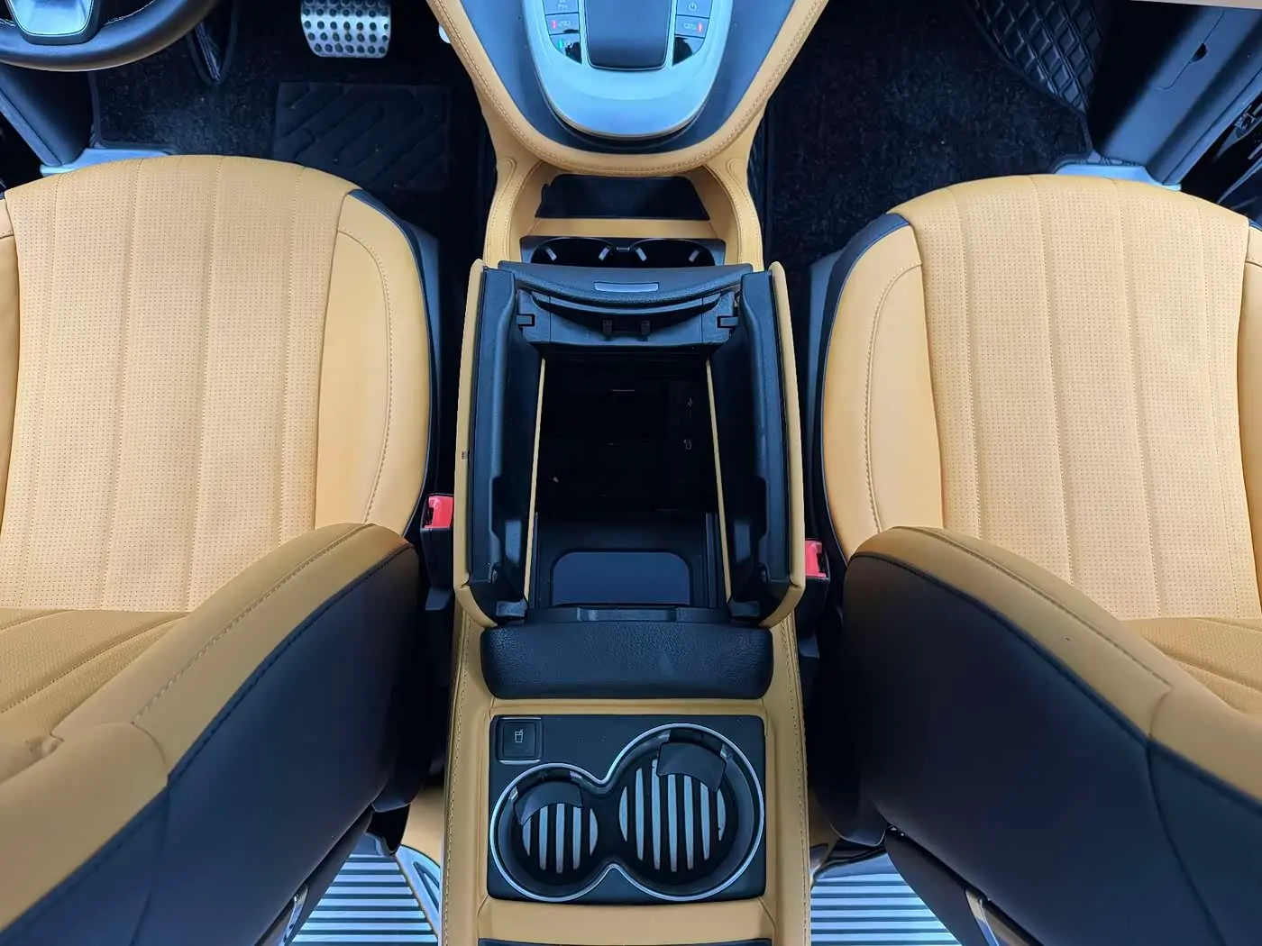 Mercedes-Benz V-Class 2021 — Photo 8/20