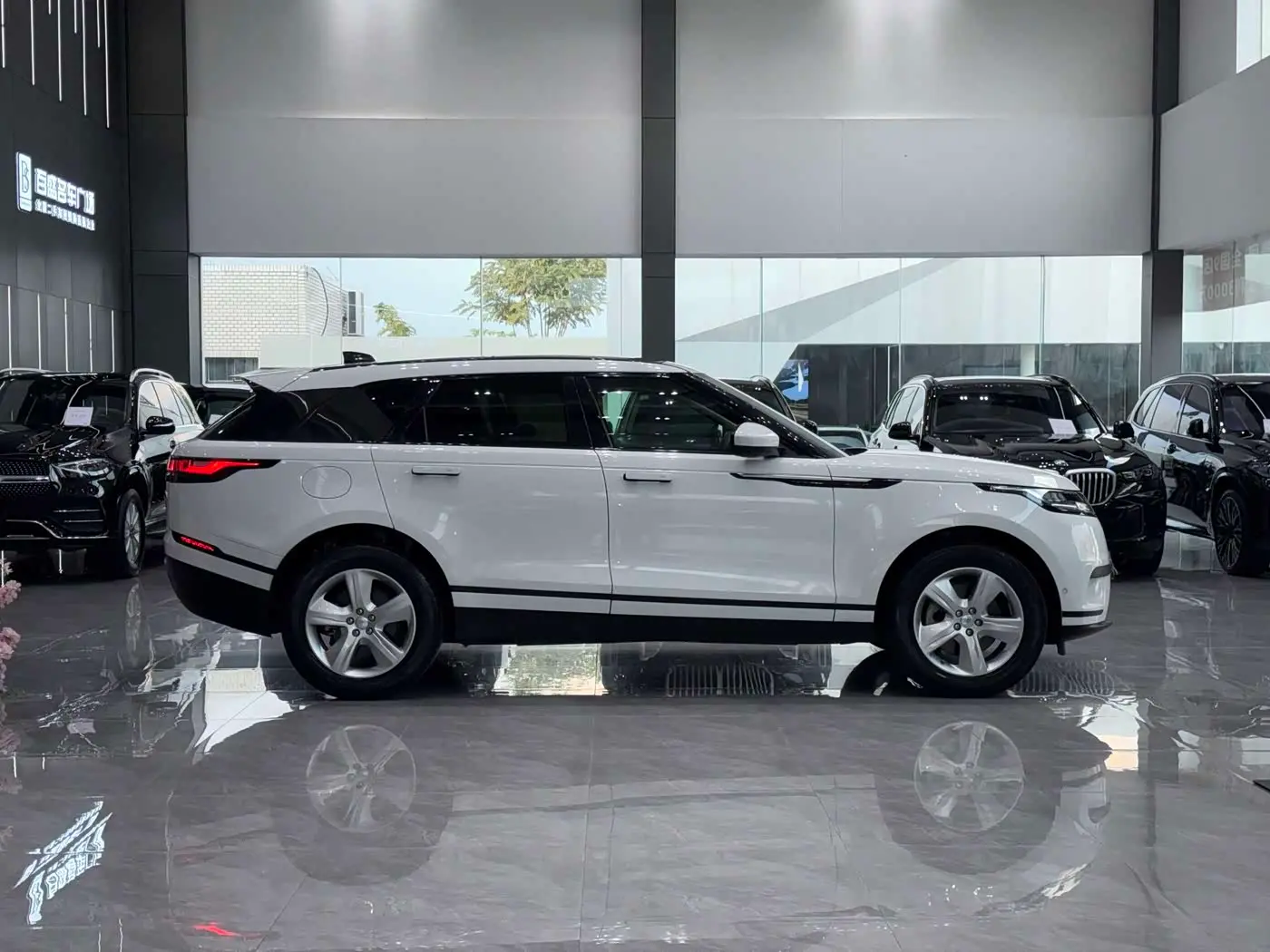 Land Rover Range Rover Velar 2021 — Photo 3/9