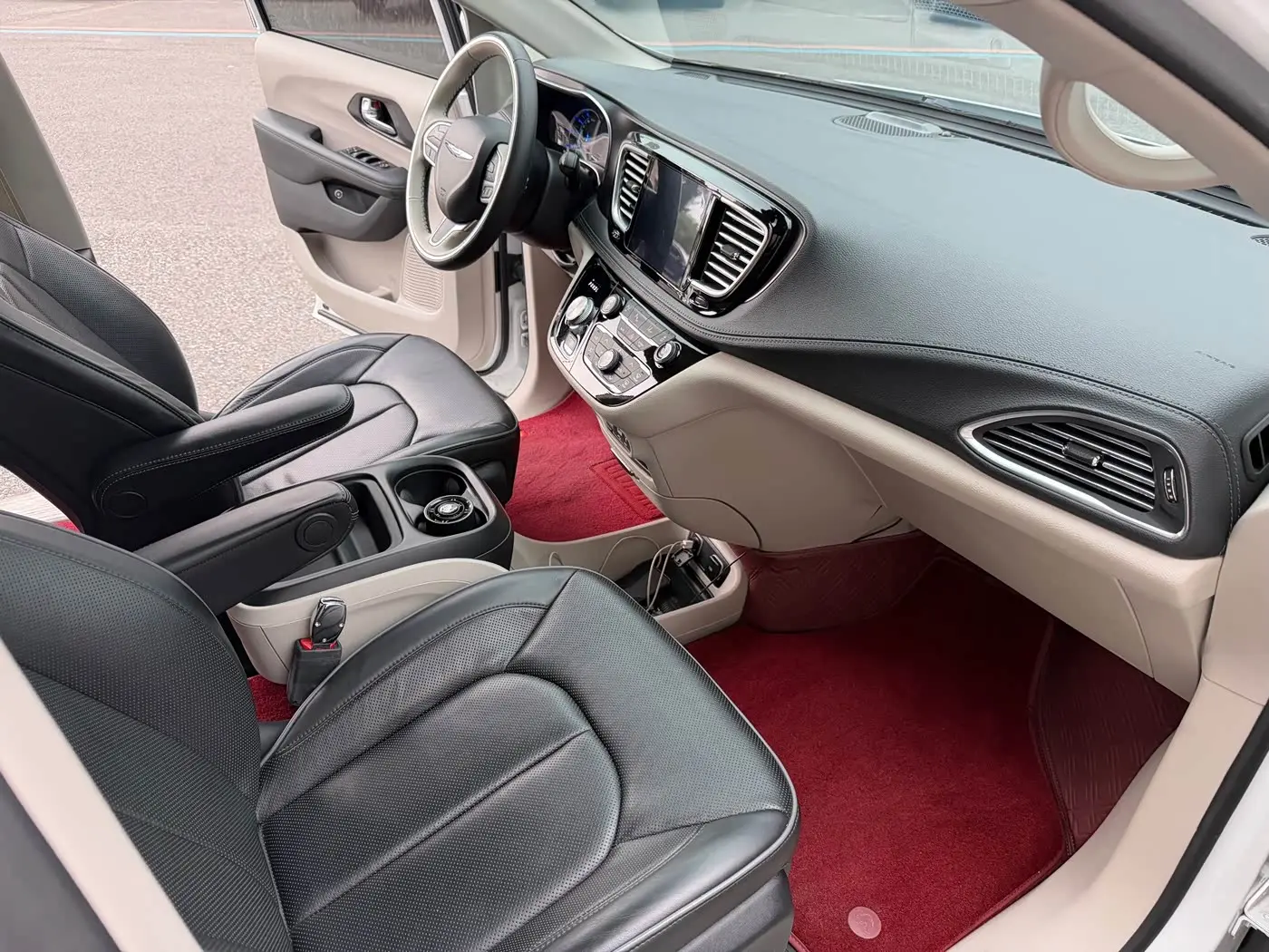 Chrysler Grand Caravan PHEV 2020 — ფოტო 8/16