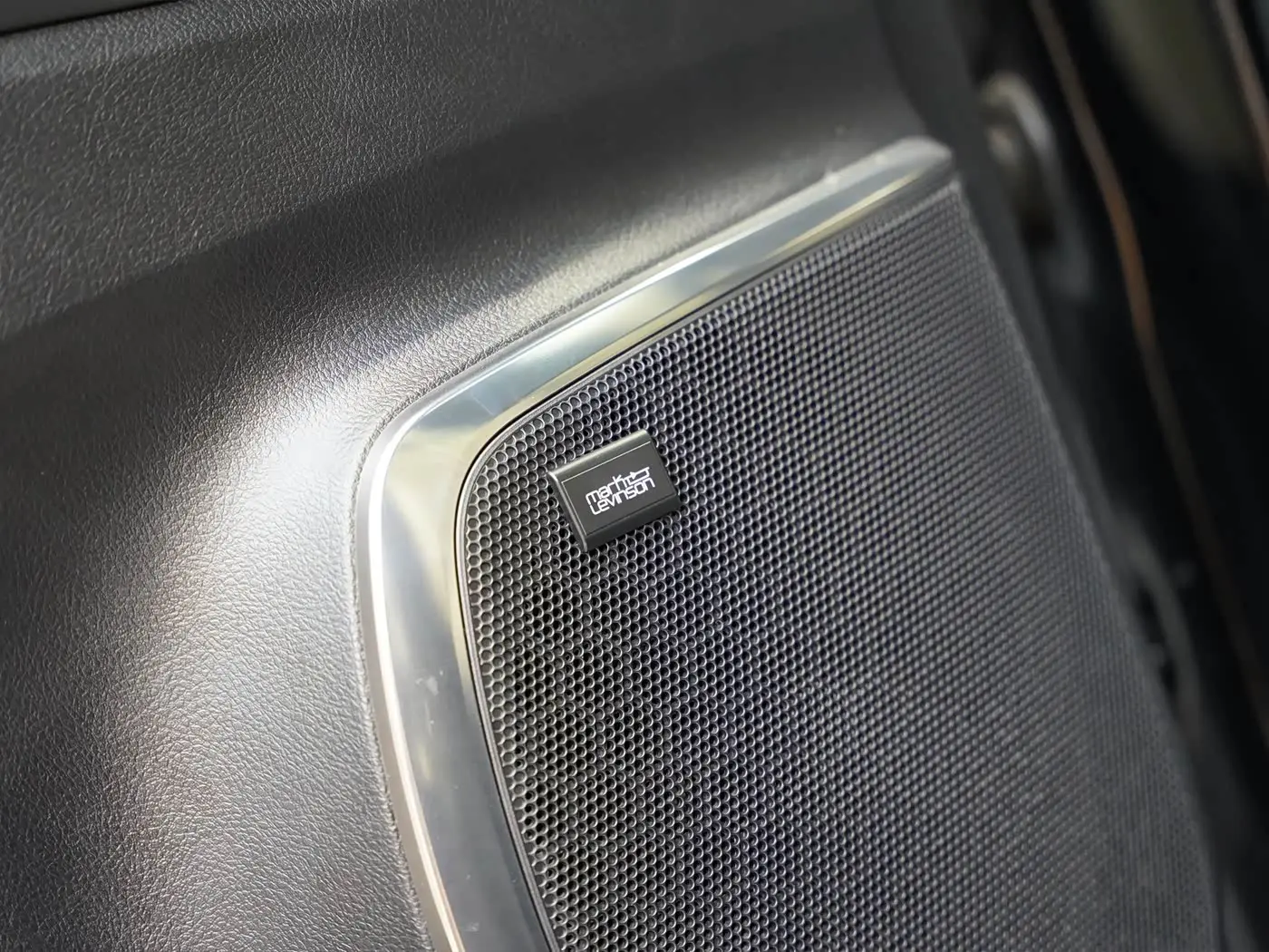 Lexus LM 2022 — Photo 18/20