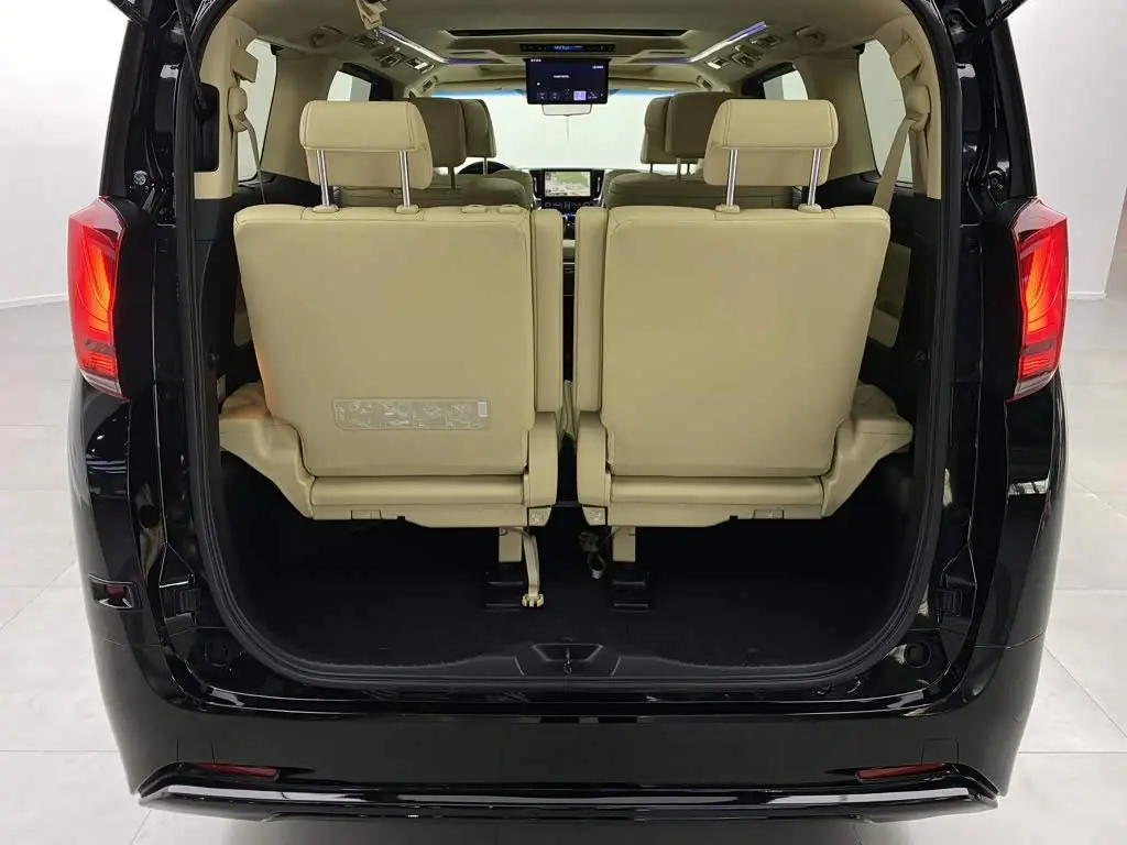 Toyota Alphard 2022 — Photo 8/20