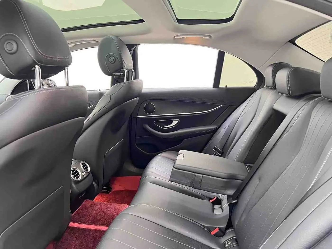Mercedes-Benz E-Class 2024 — Photo 11/20