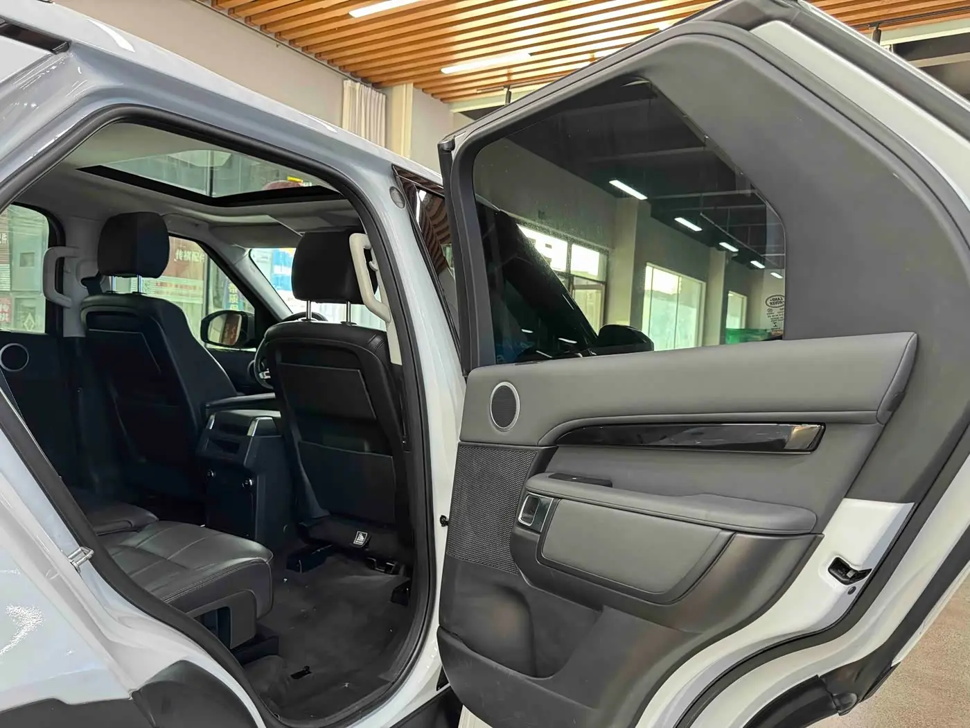 Land Rover Discovery 2018 — Photo 10/18
