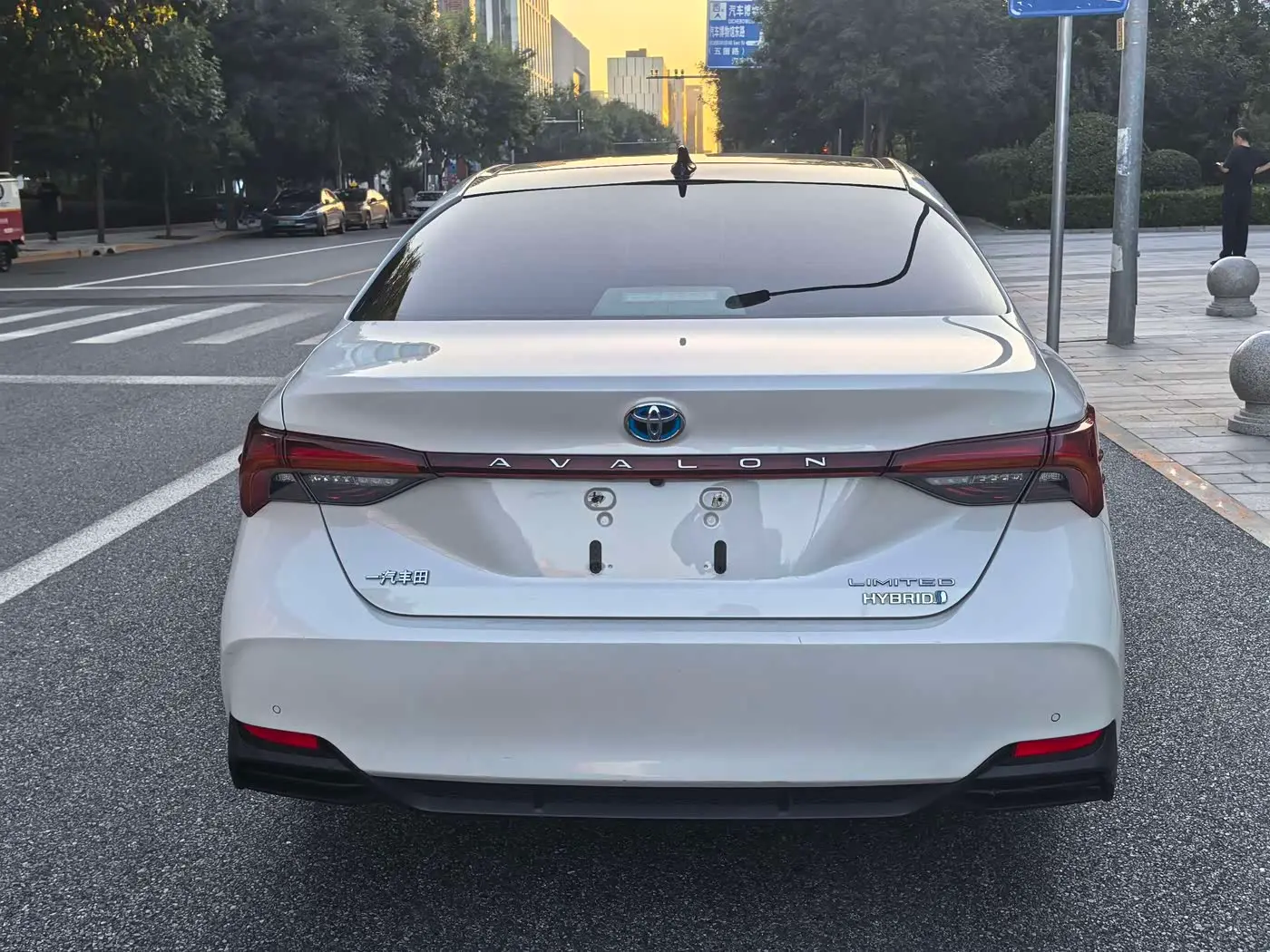 Toyota Avalon 2019 — Фото 4/20