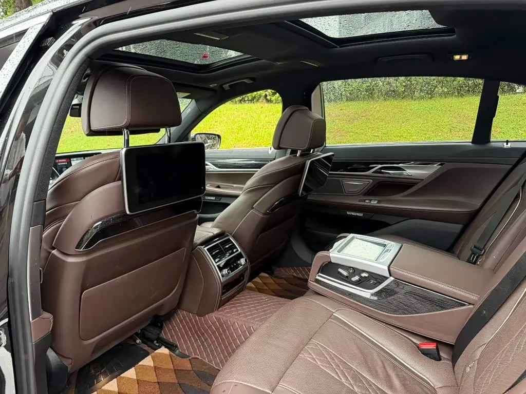 BMW 7 Series 2018 — Photo 11/14