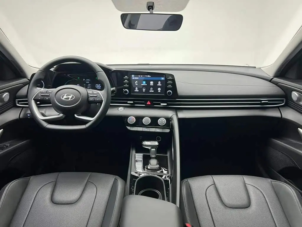 Hyundai Elantra 2025 — Фото 18/20