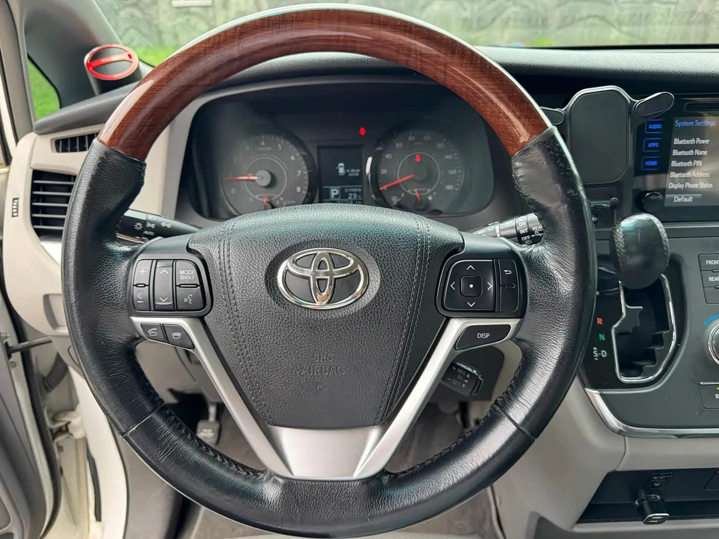 Toyota Sienna 2017 — ფოტო 13/16