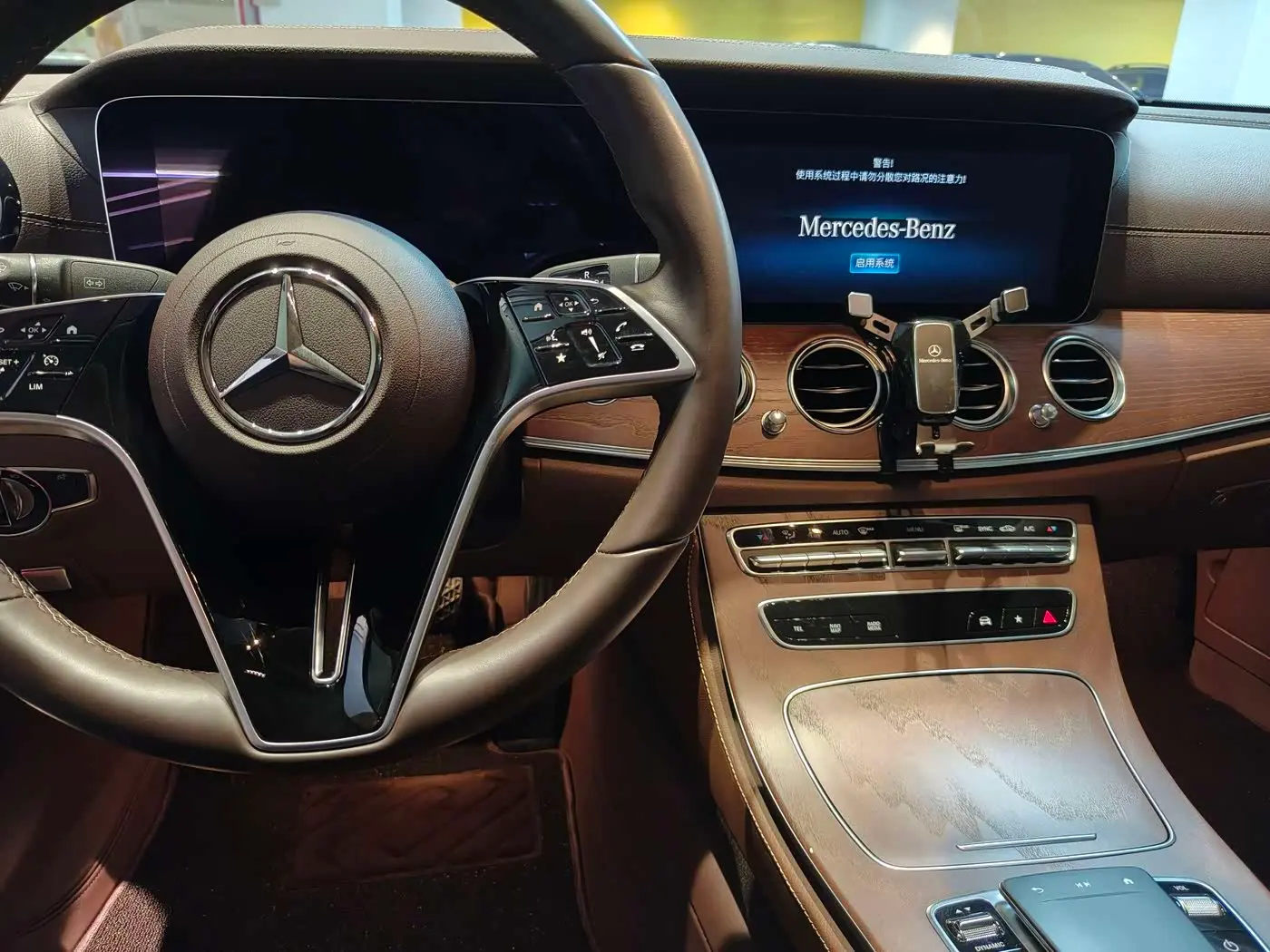 Mercedes-Benz E-Class 2023 — Photo 5/14