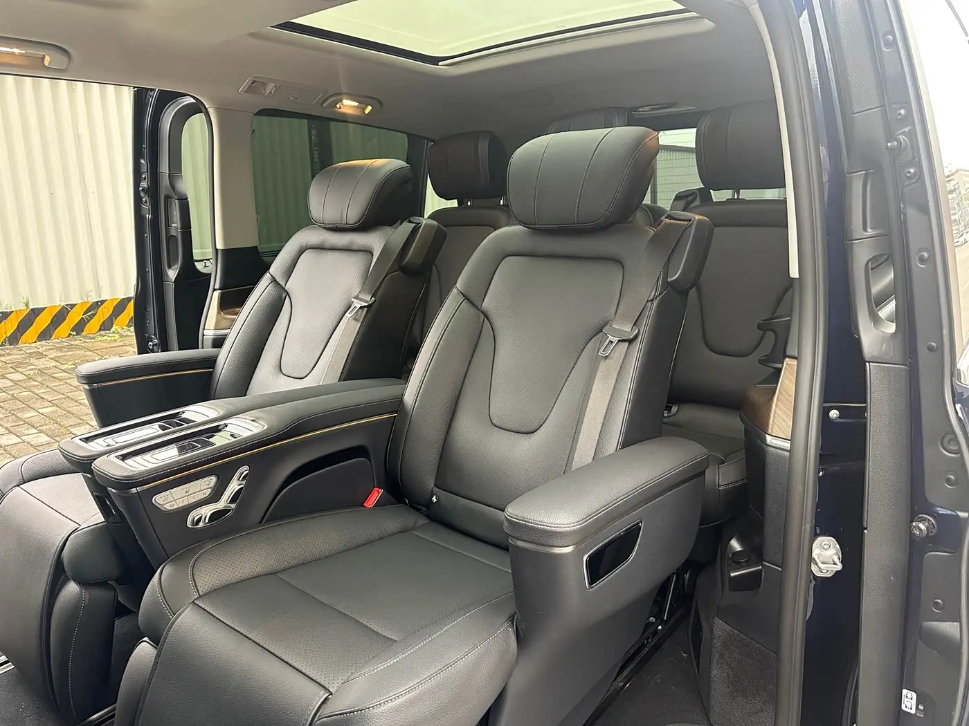 Mercedes-Benz V-Class 2021 — Photo 8/14