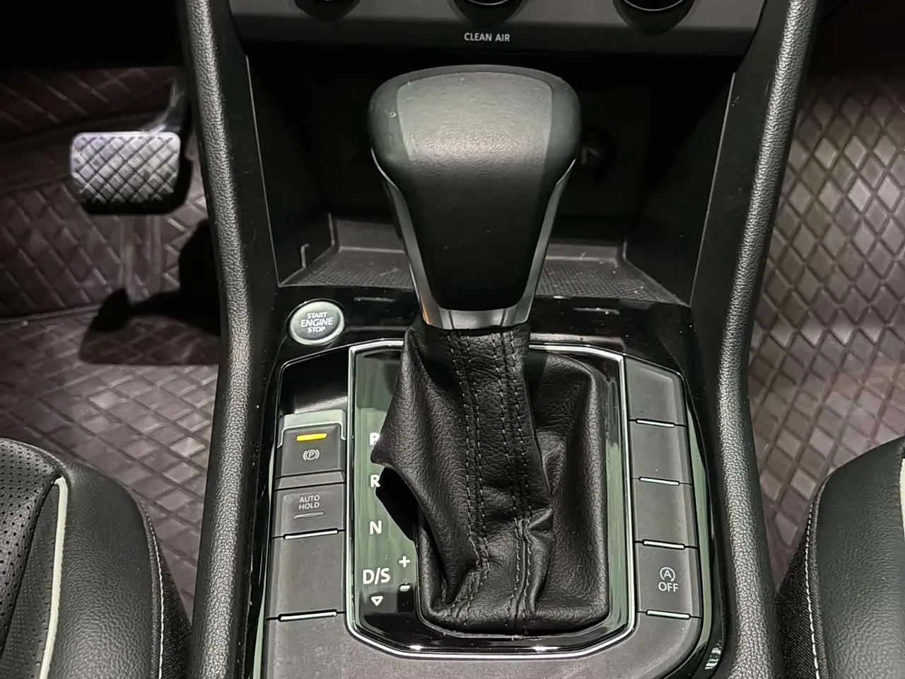 Volkswagen Tiguan L 2022 — Photo 16/20