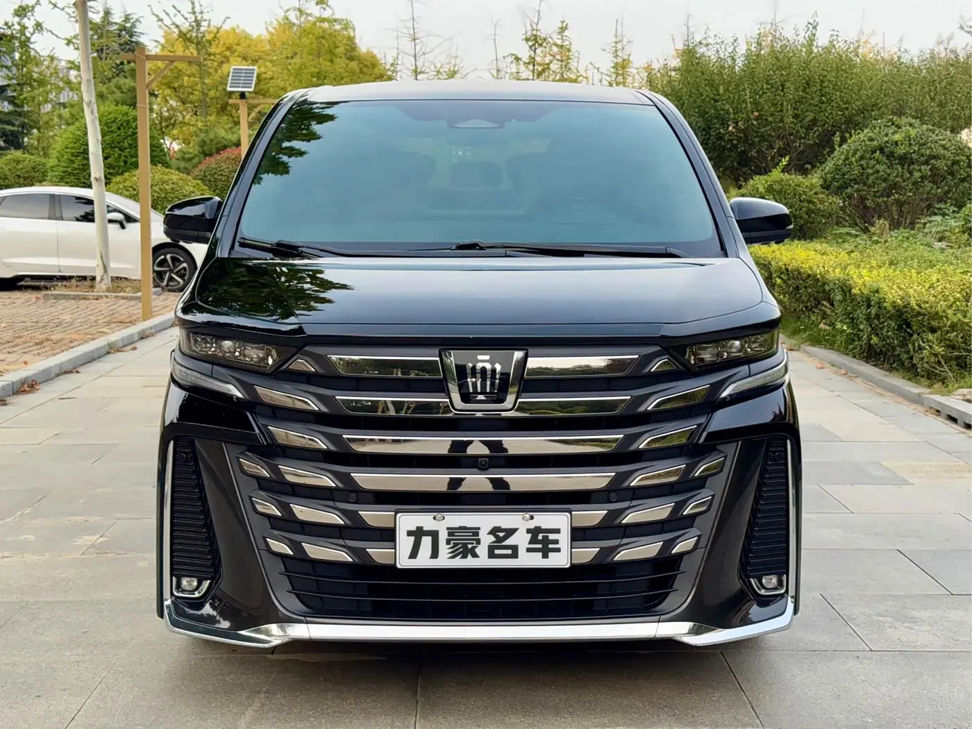 Toyota Vellfire 2023 — Photo 2/16