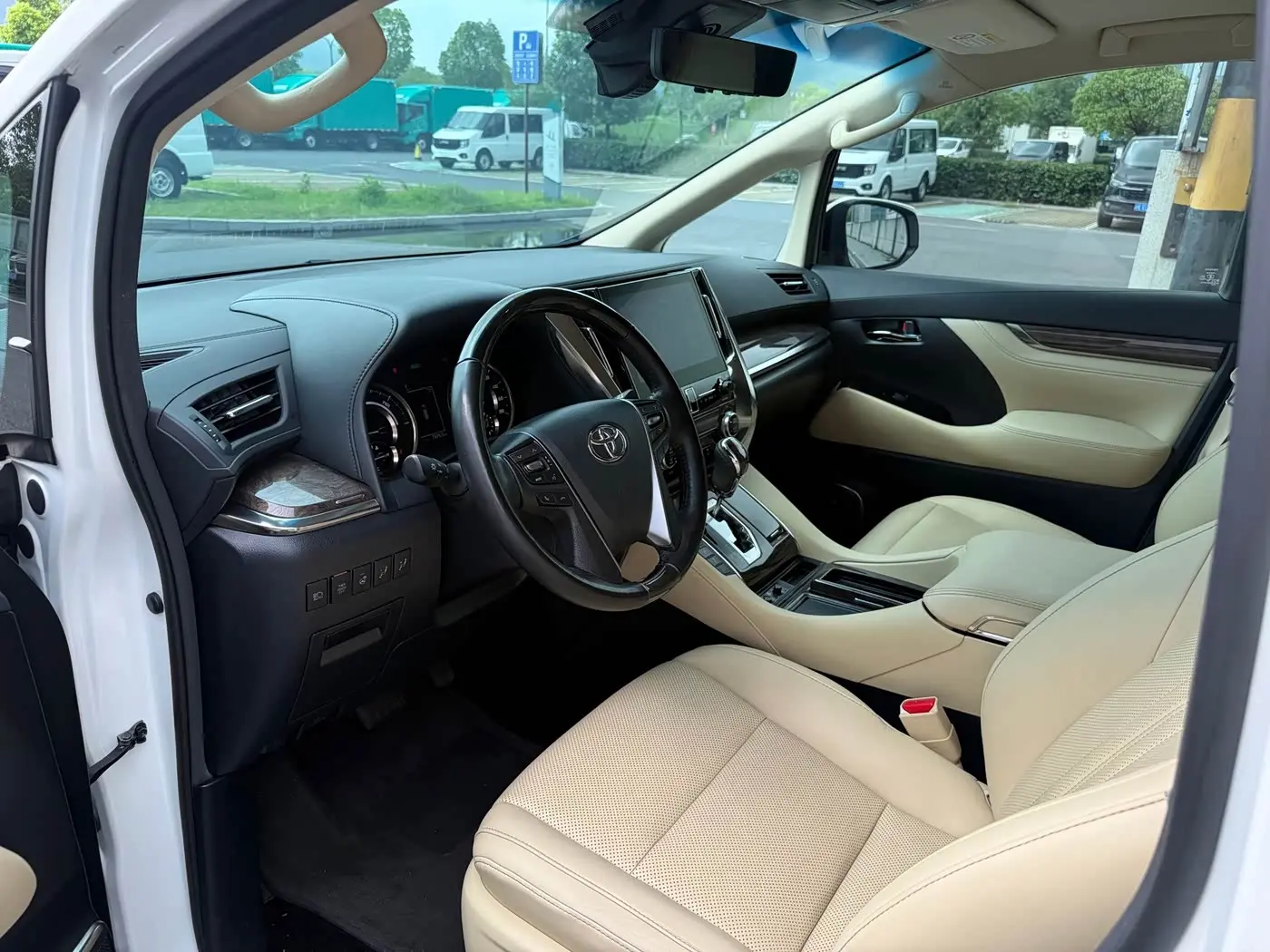 Toyota Alphard 2022 — Photo 8/20