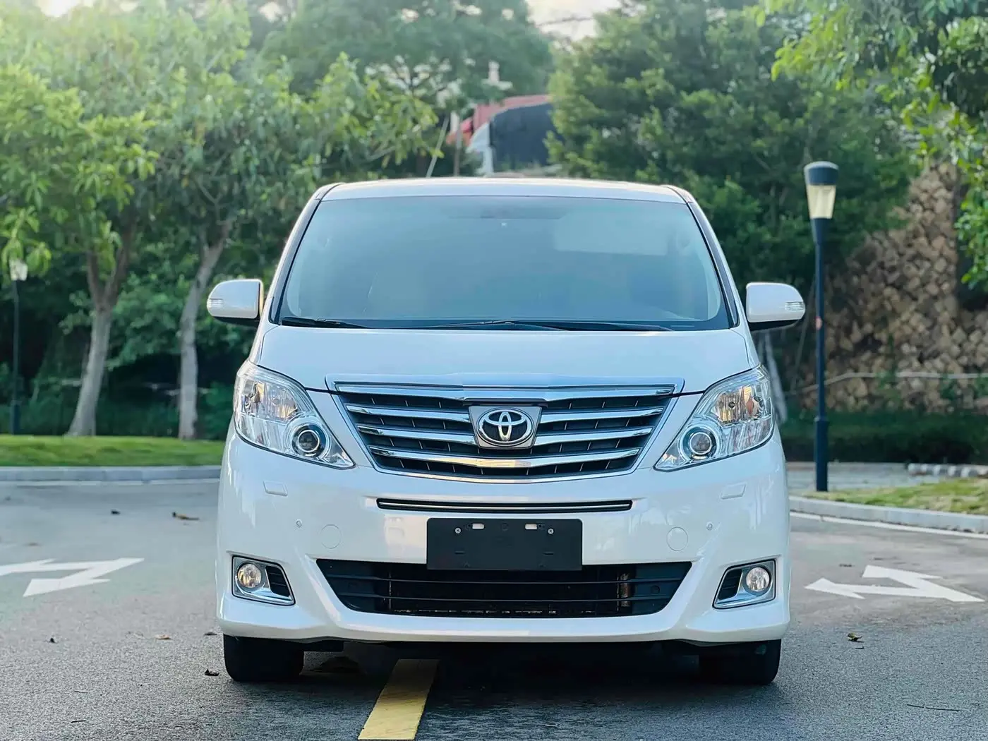 Toyota Alphard 2012 — Photo 2/12