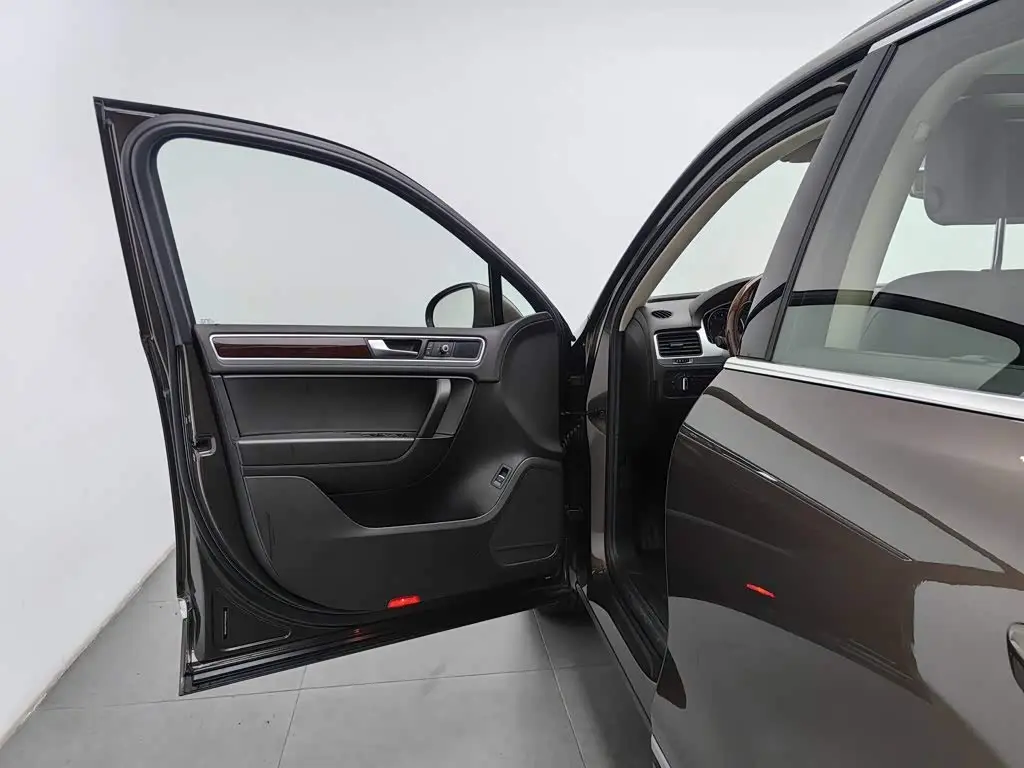 Volkswagen Touareg 2015 — Şəkil 8/20