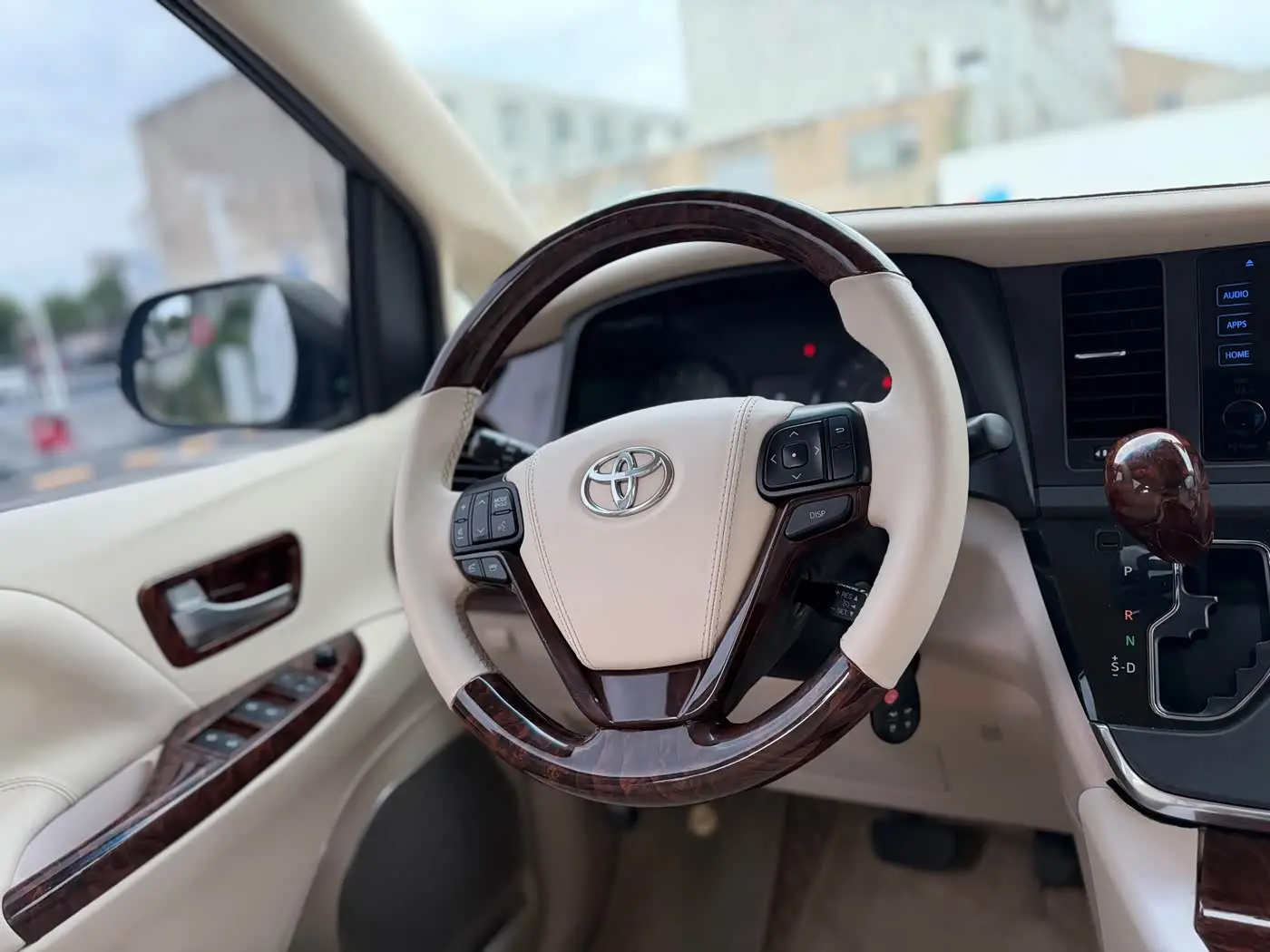 Toyota Sienna 2016 — Photo 9/10