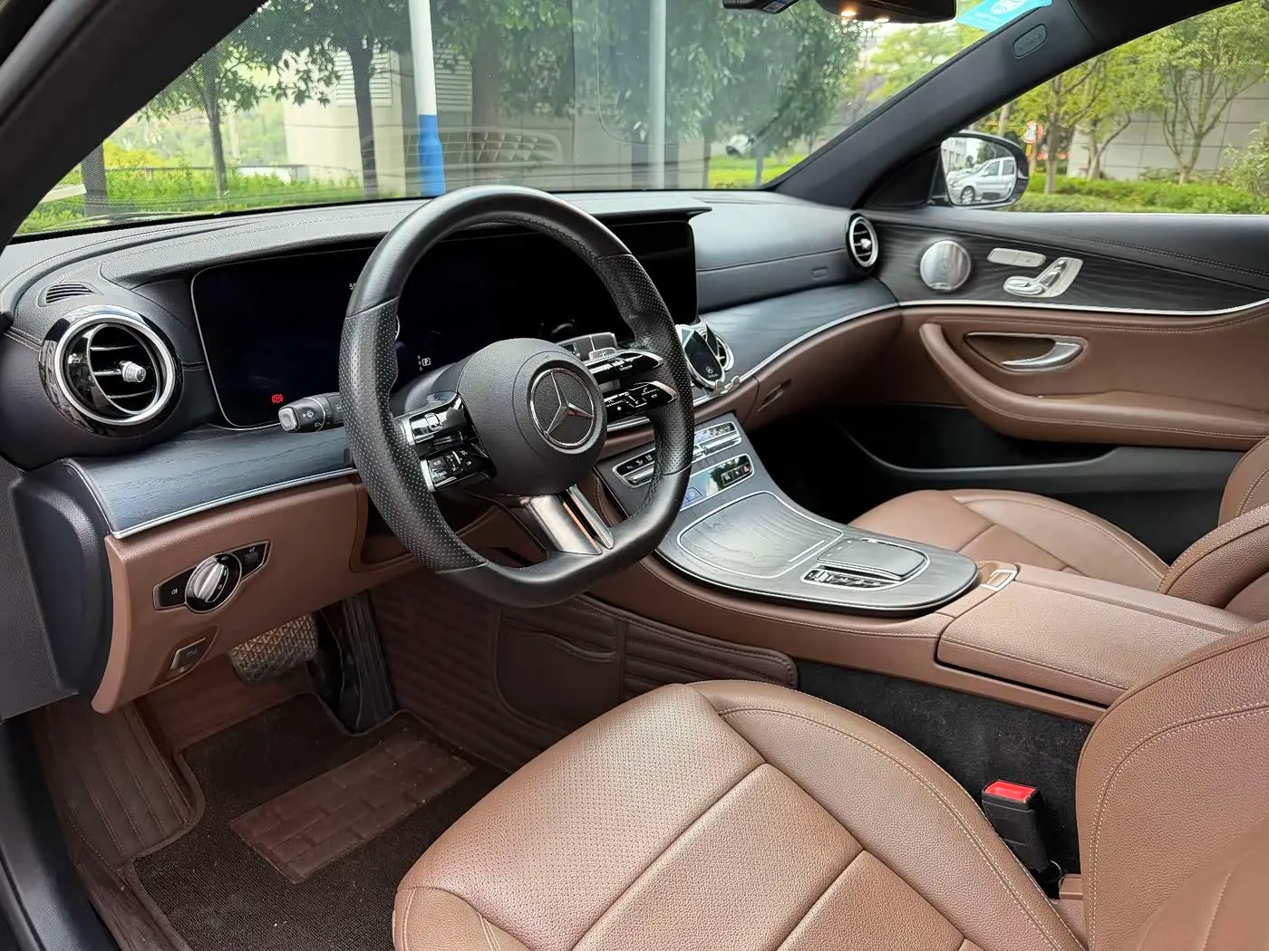 Mercedes-Benz E-Class 2023 — Photo 4/9