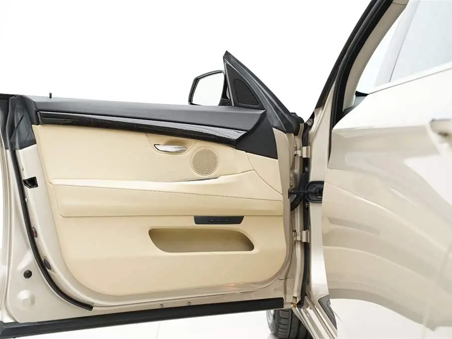 BMW 5 Series GT 2015 — Photo 8/20