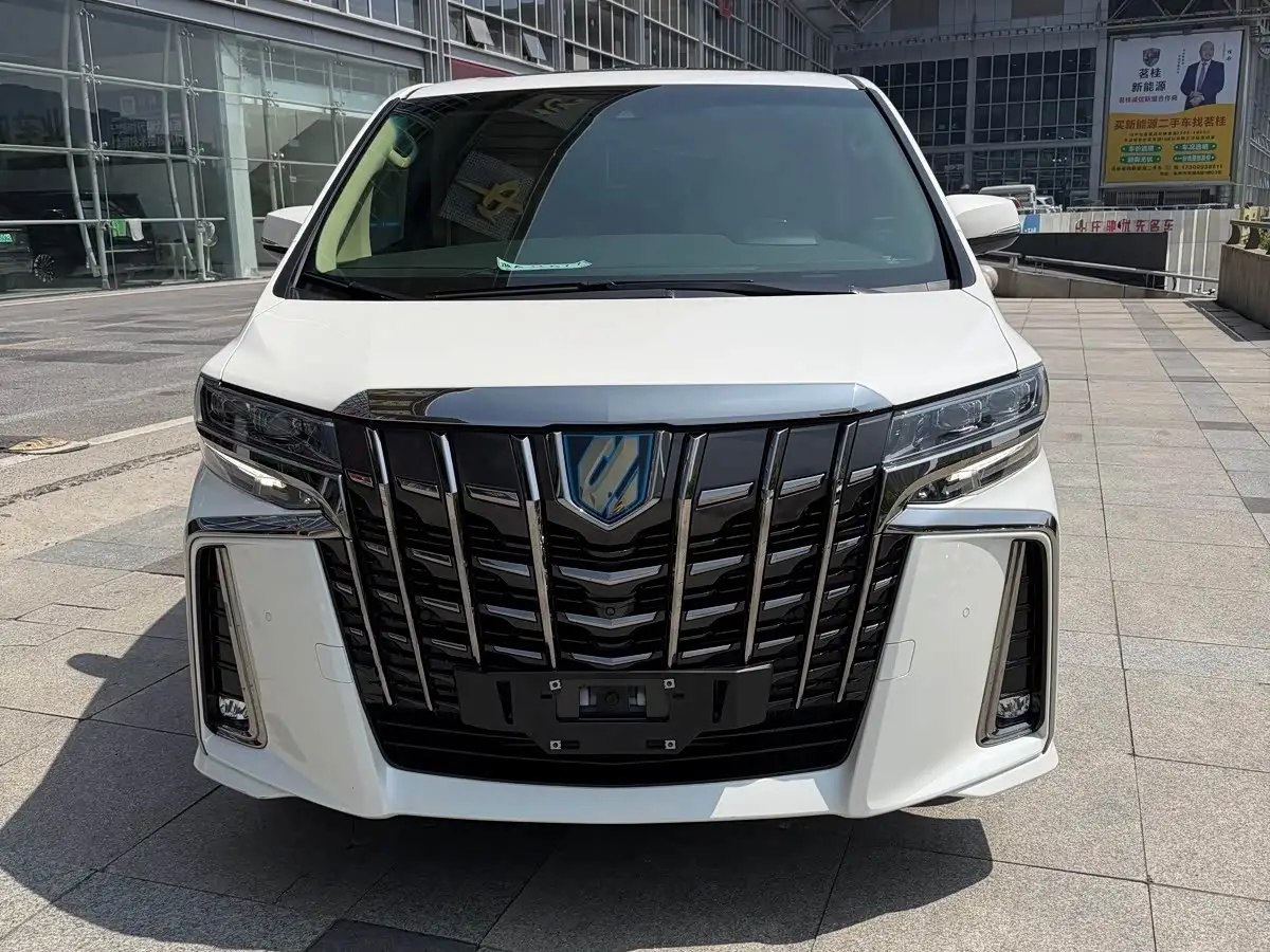 Toyota Alphard, 2023