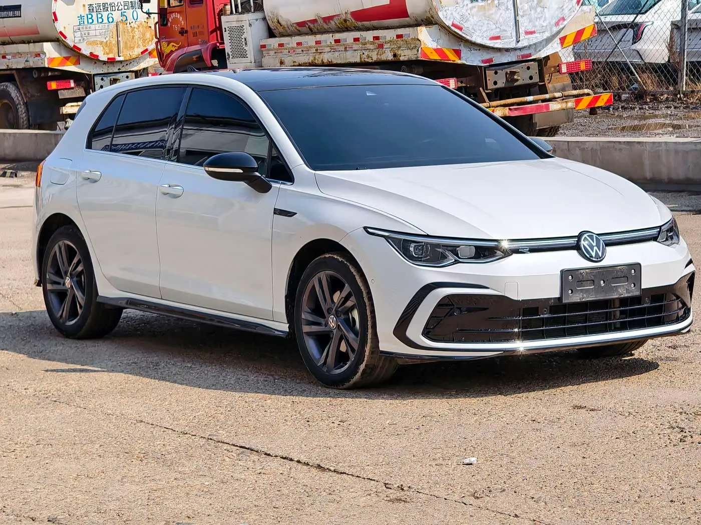 Volkswagen Golf 2023 — Photo 2/20