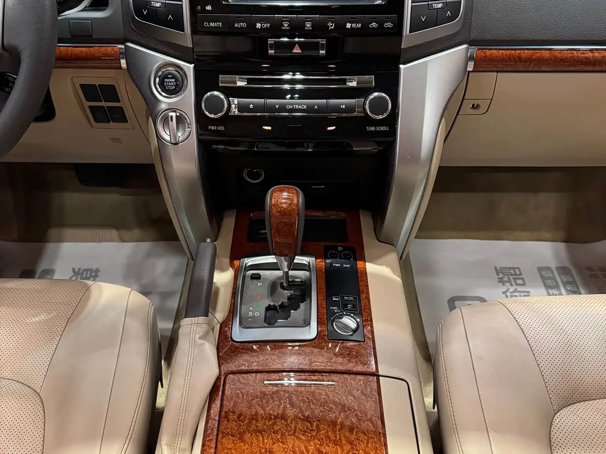 Toyota Land Cruiser 2013 — Photo 13/20
