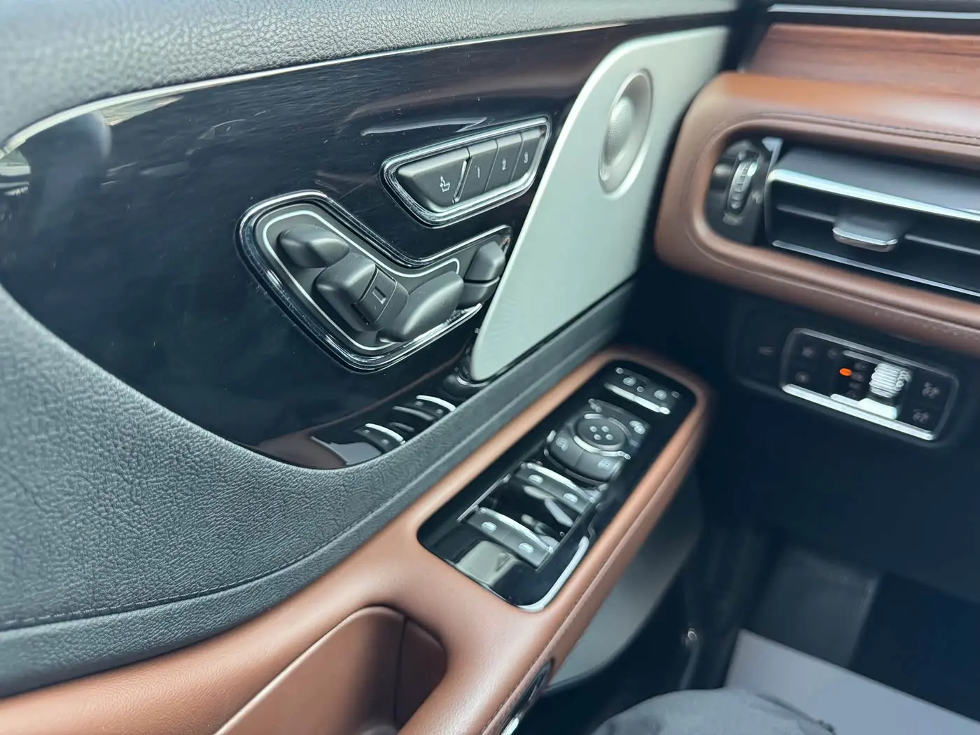 Lincoln Aviator 2020 — Photo 19/19