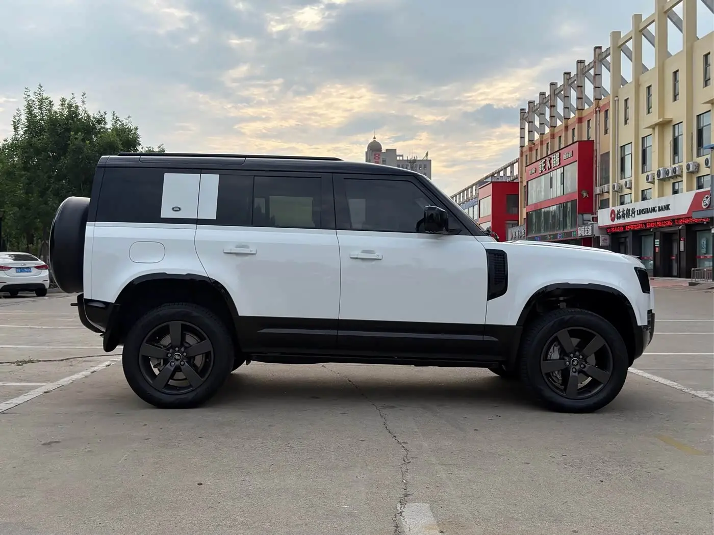 Land Rover Defender 2023 — Photo 16/16