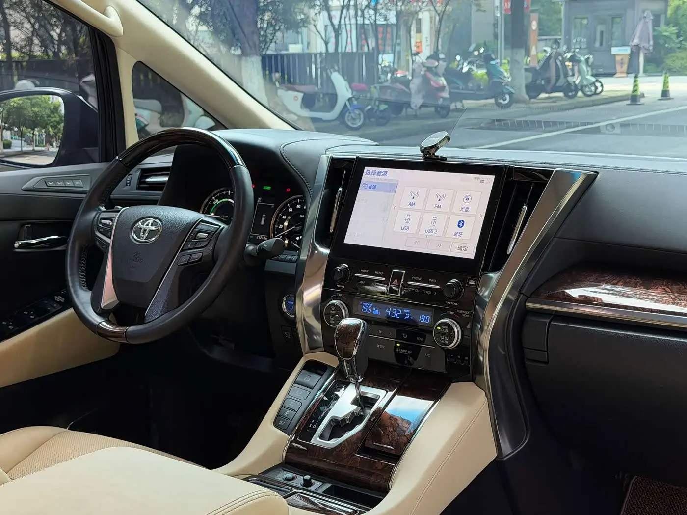 Toyota Alphard 2022 — Photo 10/20