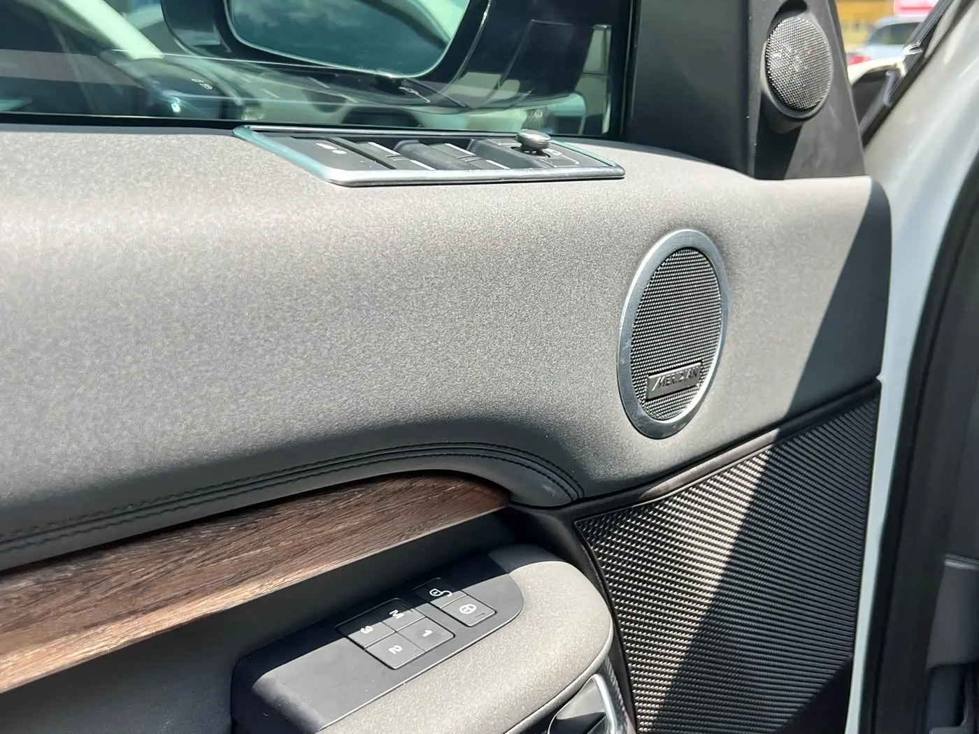 Land Rover Discovery 2019 — Photo 13/17